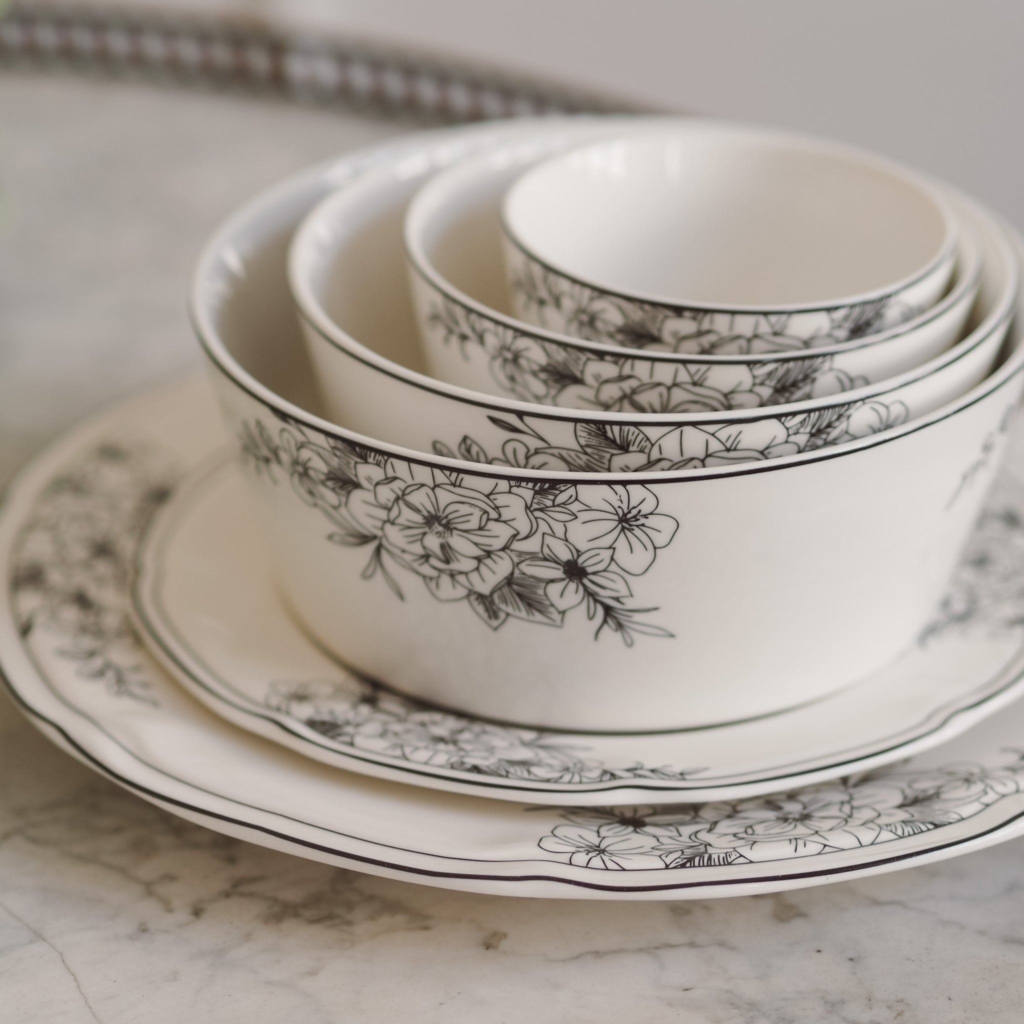 DECOR - NEW - Porzellan Geschirr mit schwarzem Blumenmuster