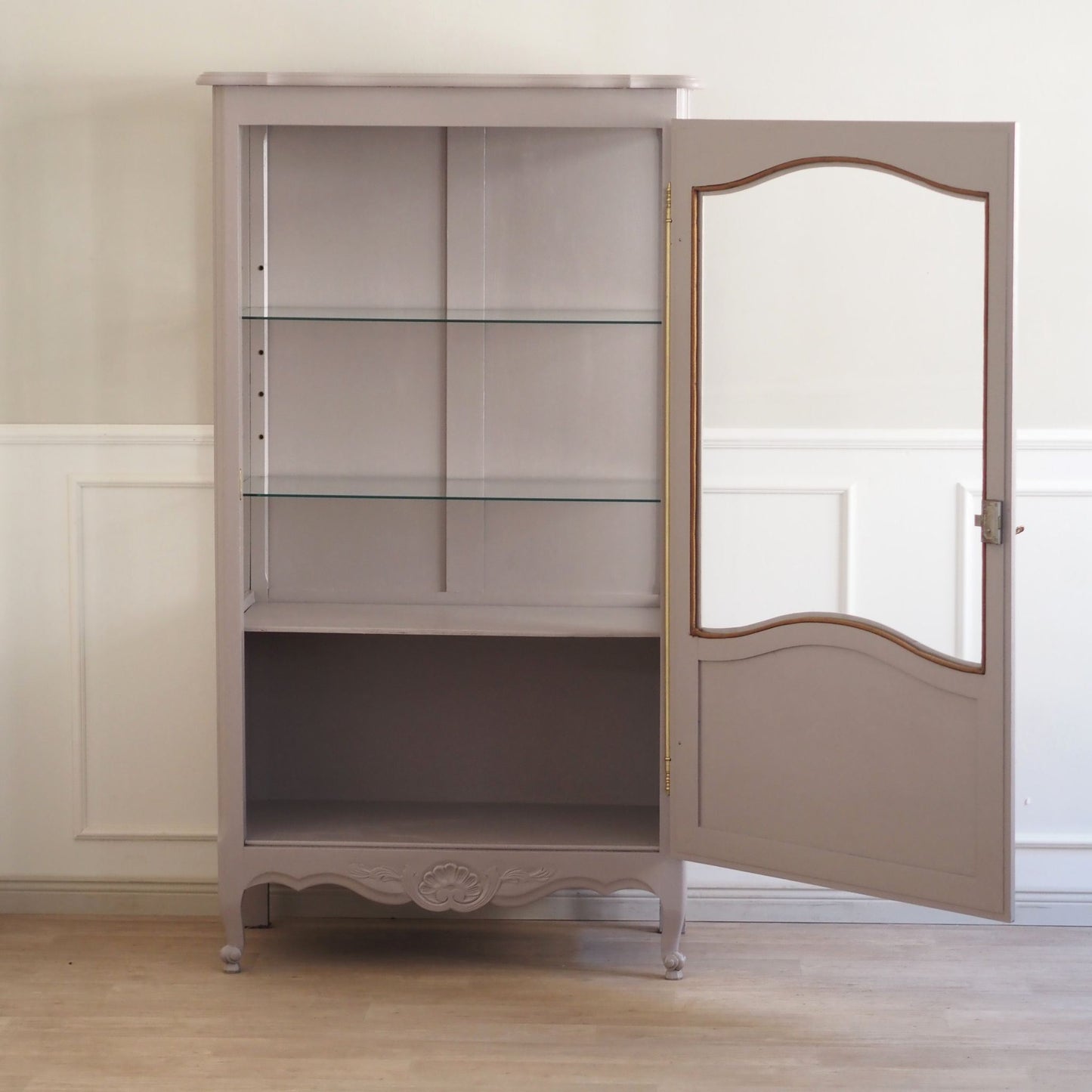 Elegante französische 20er Jahre Vitrine in taupe rosa