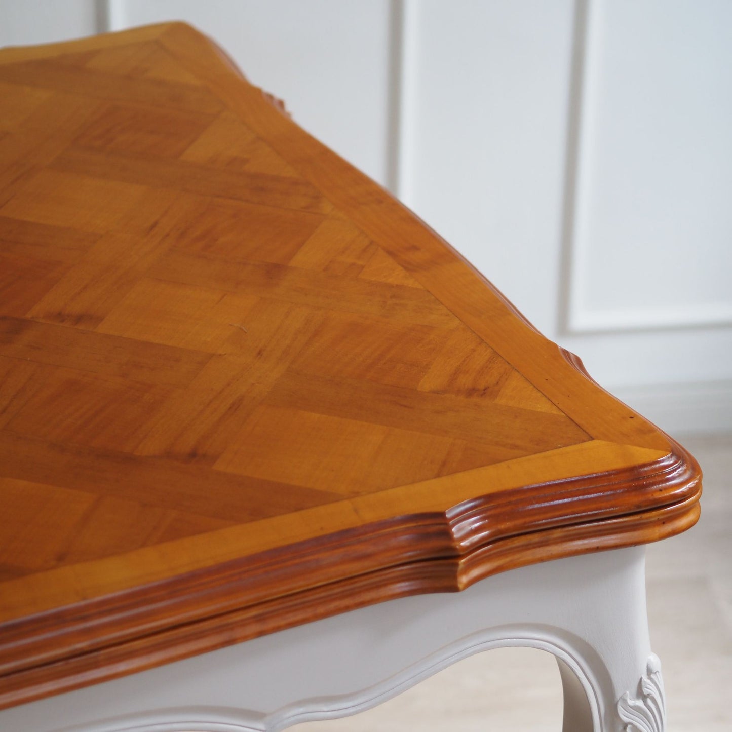 Französischer ausziehbarer Esstisch im Louis XV Stil weiß Holzplatte Kirsche