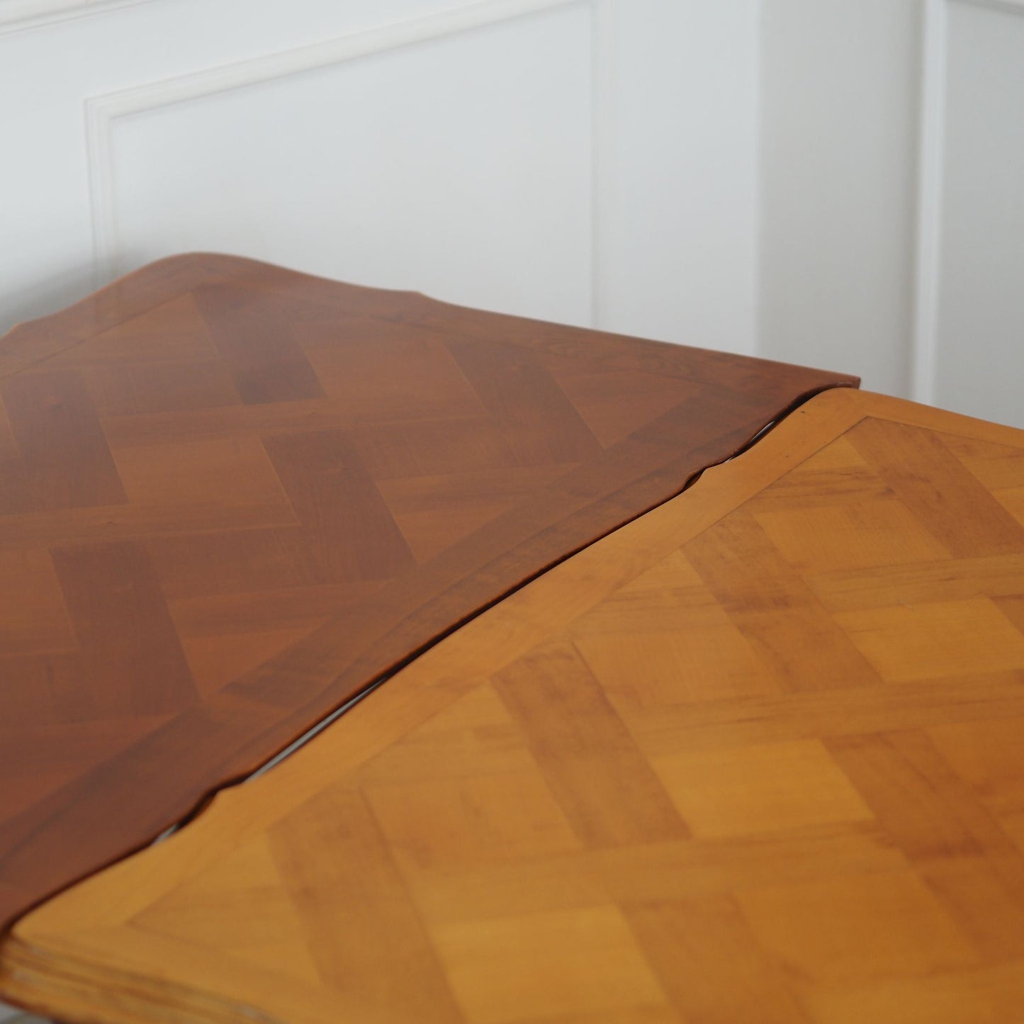 Französischer ausziehbarer Esstisch im Louis XV Stil weiß Holzplatte Kirsche
