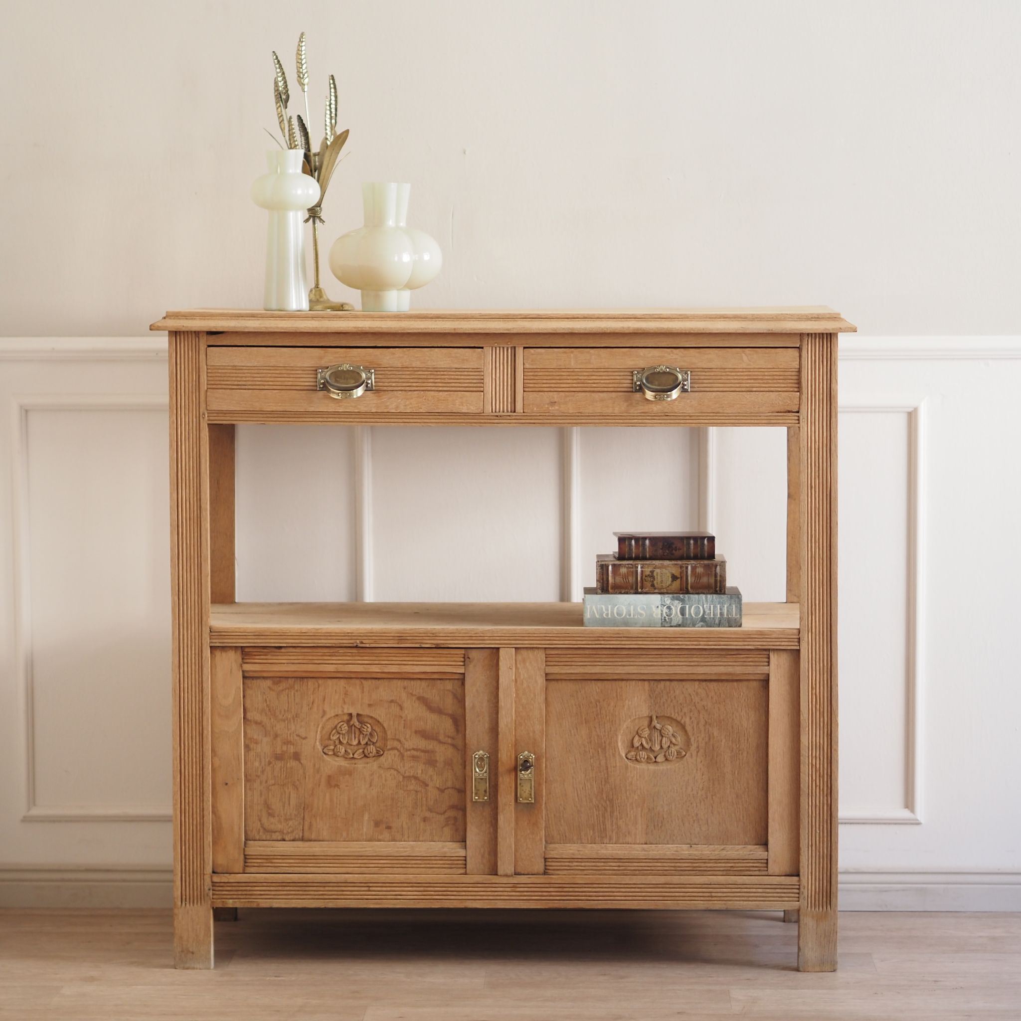 Vintage Kommode / Buffet mit Holzschnitzereien und Regalfach im Landhaus-Stil