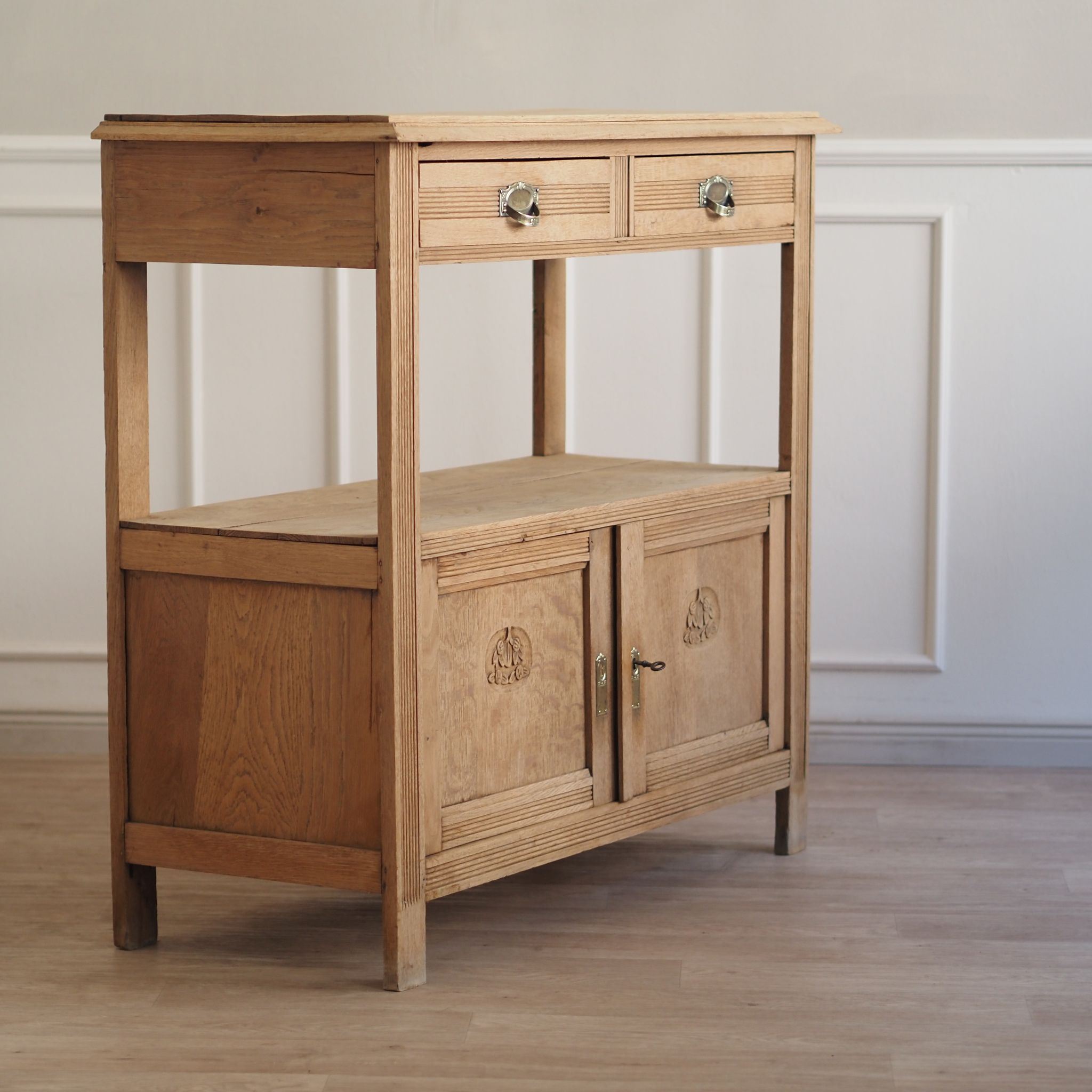 Vintage Kommode / Buffet mit Holzschnitzereien und Regalfach im Landhaus-Stil