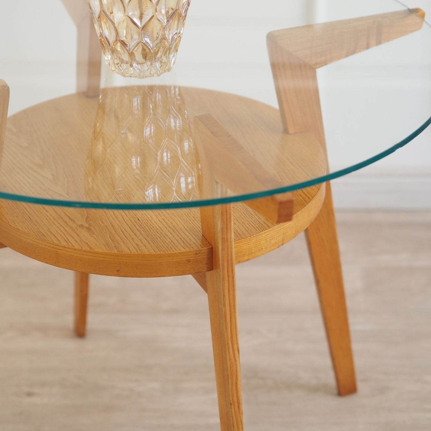 Runder Mid Century Beistelltisch mit Glasplatte