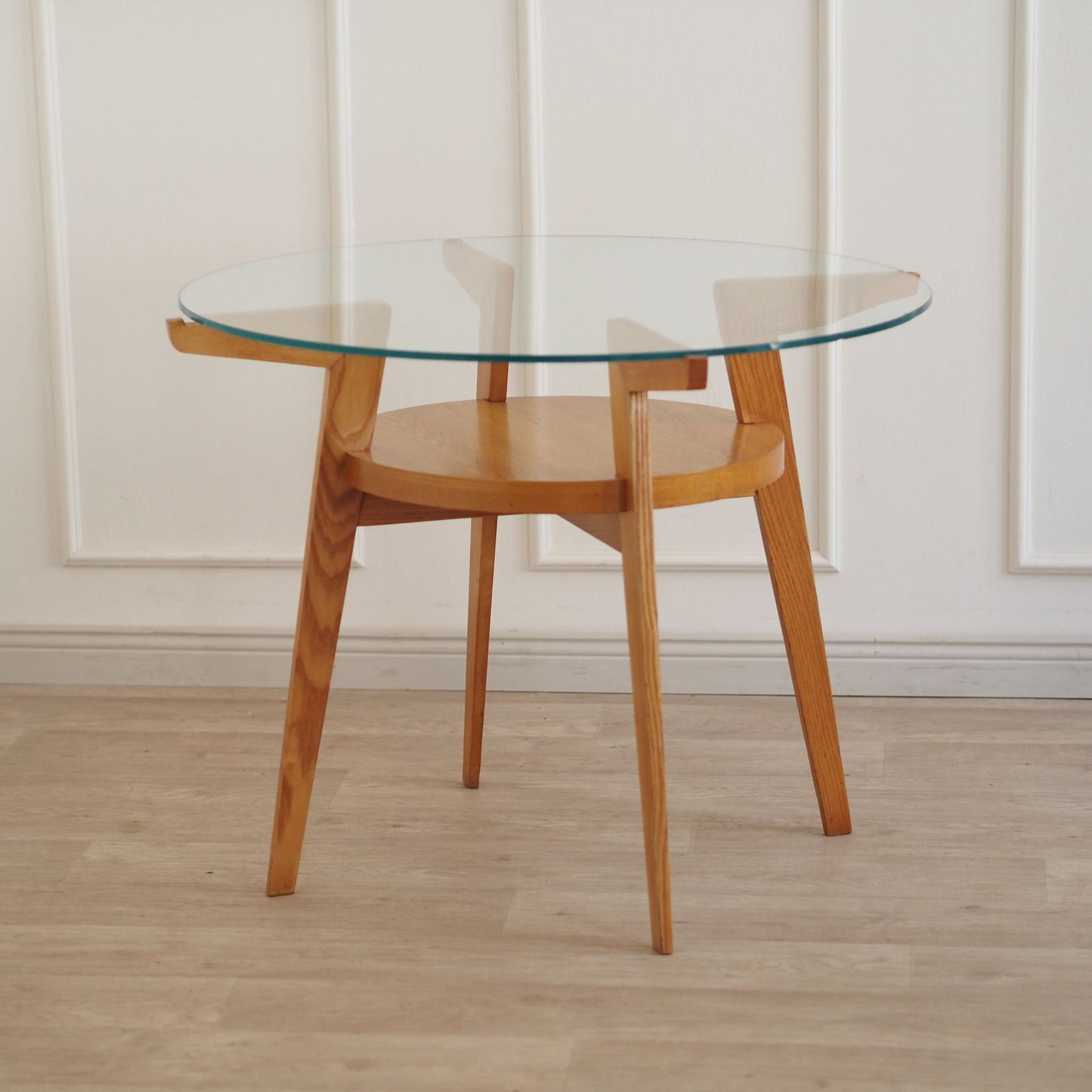 Runder Mid Century Beistelltisch mit Glasplatte