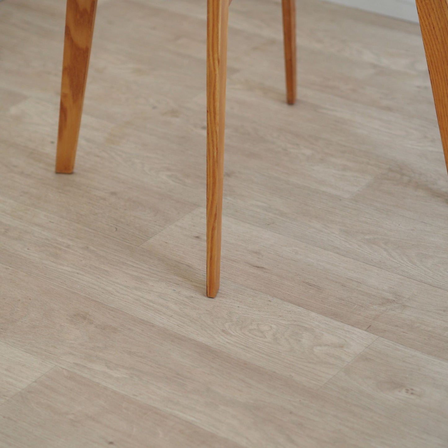 Runder Mid Century Beistelltisch mit Glasplatte