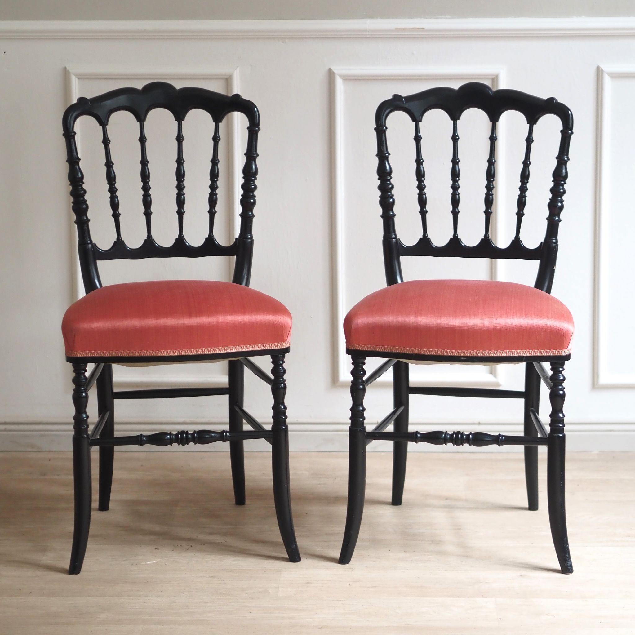 Antikes Paar Napoleon-III-Stühle mit rötlicher Polsterung