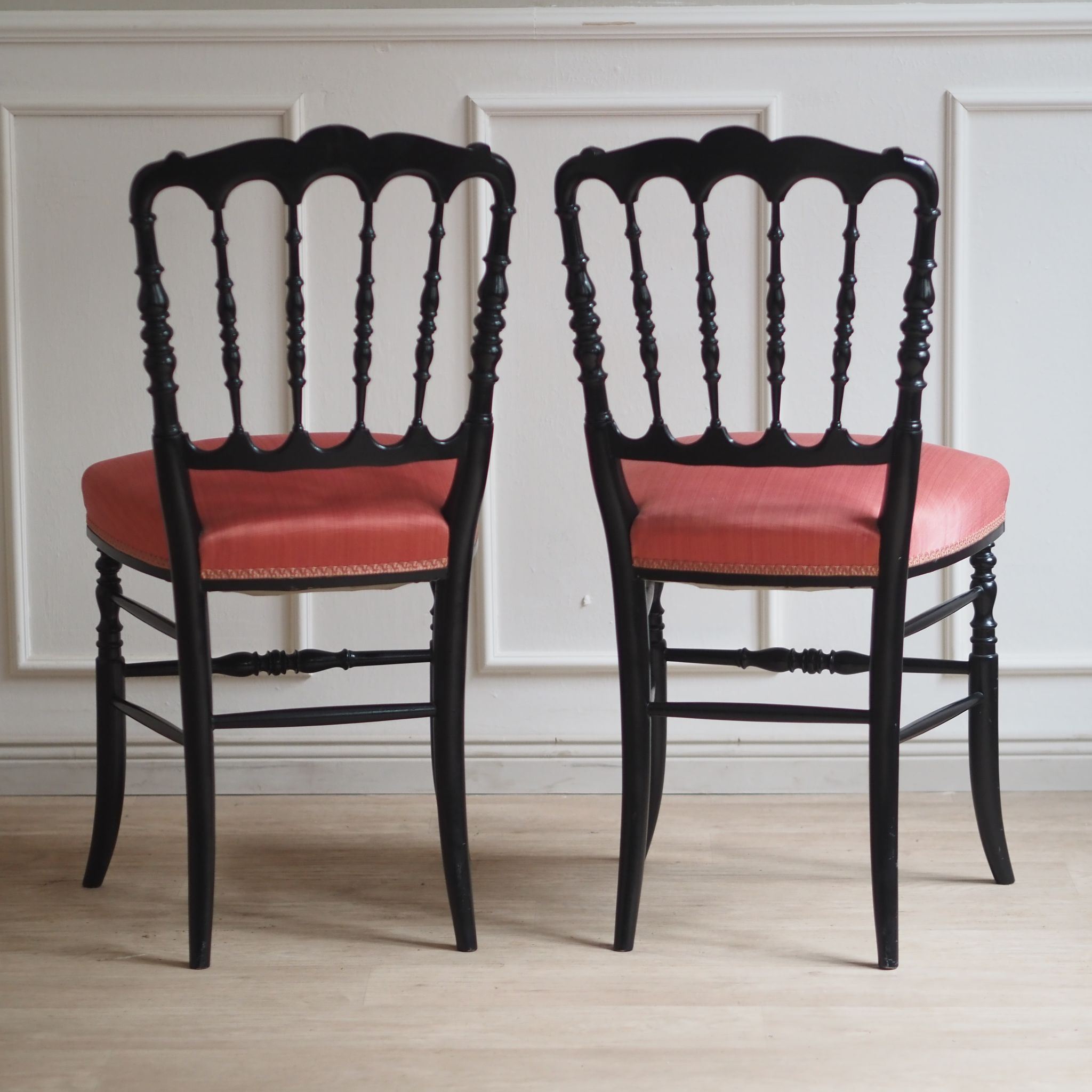 Antikes Paar Napoleon-III-Stühle mit rötlicher Polsterung