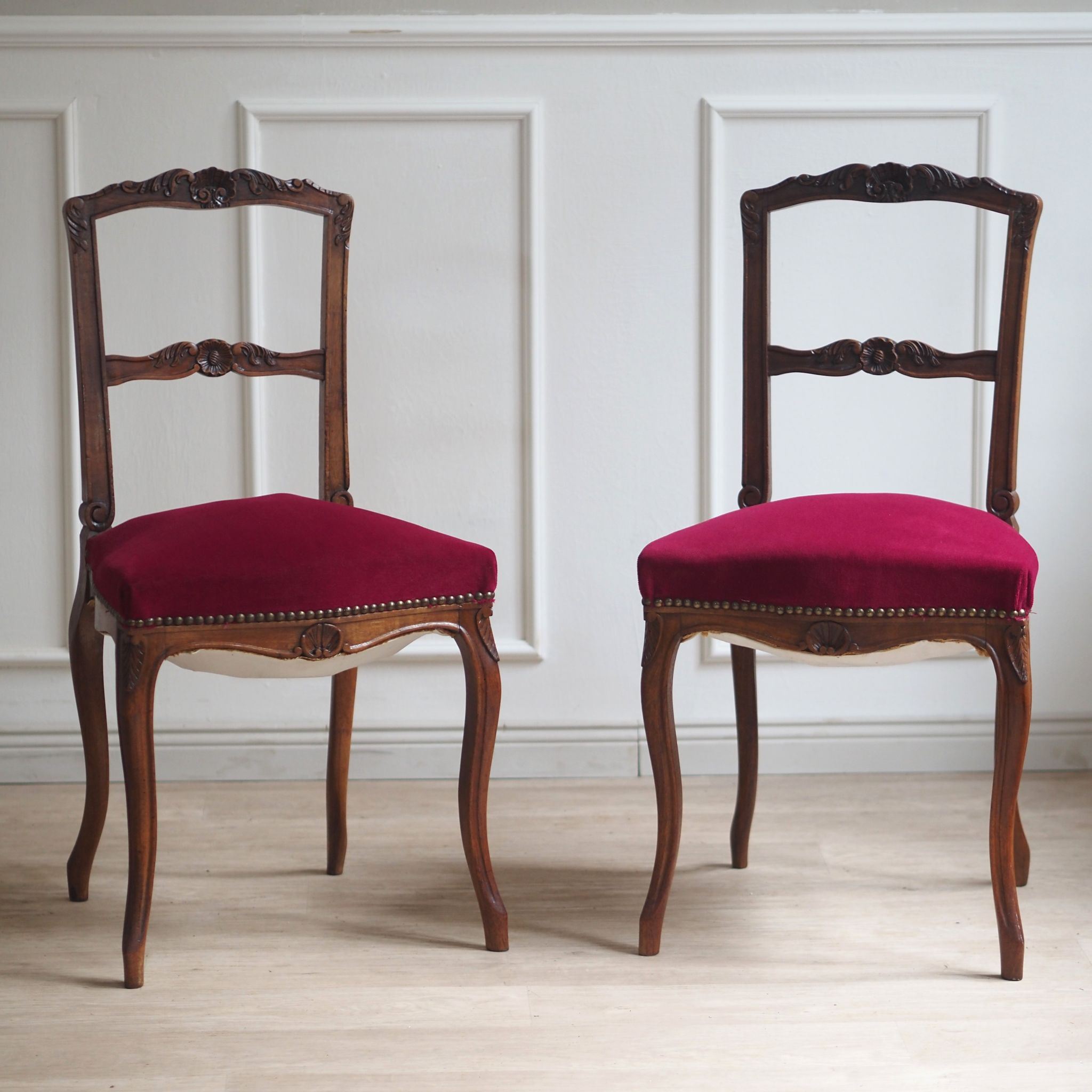 EPOCHE 1890 - Französisches Stuhlpaar mit weinrotem Samtbezug