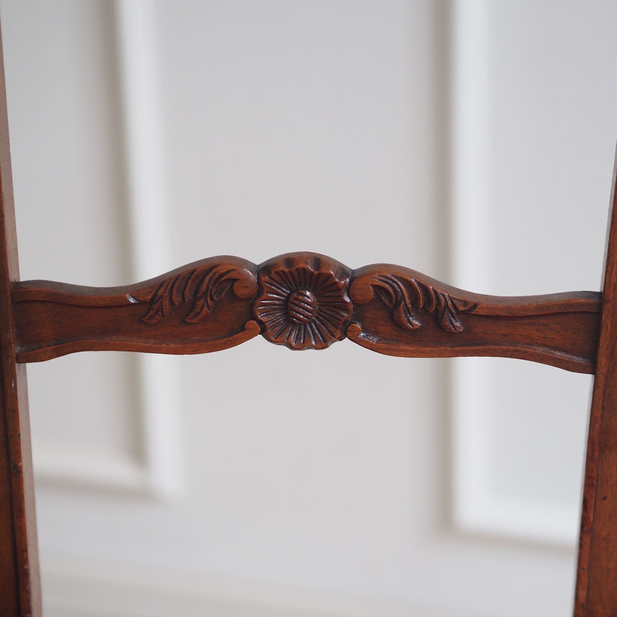 EPOCHE 1890 - Französisches Stuhlpaar mit weinrotem Samtbezug