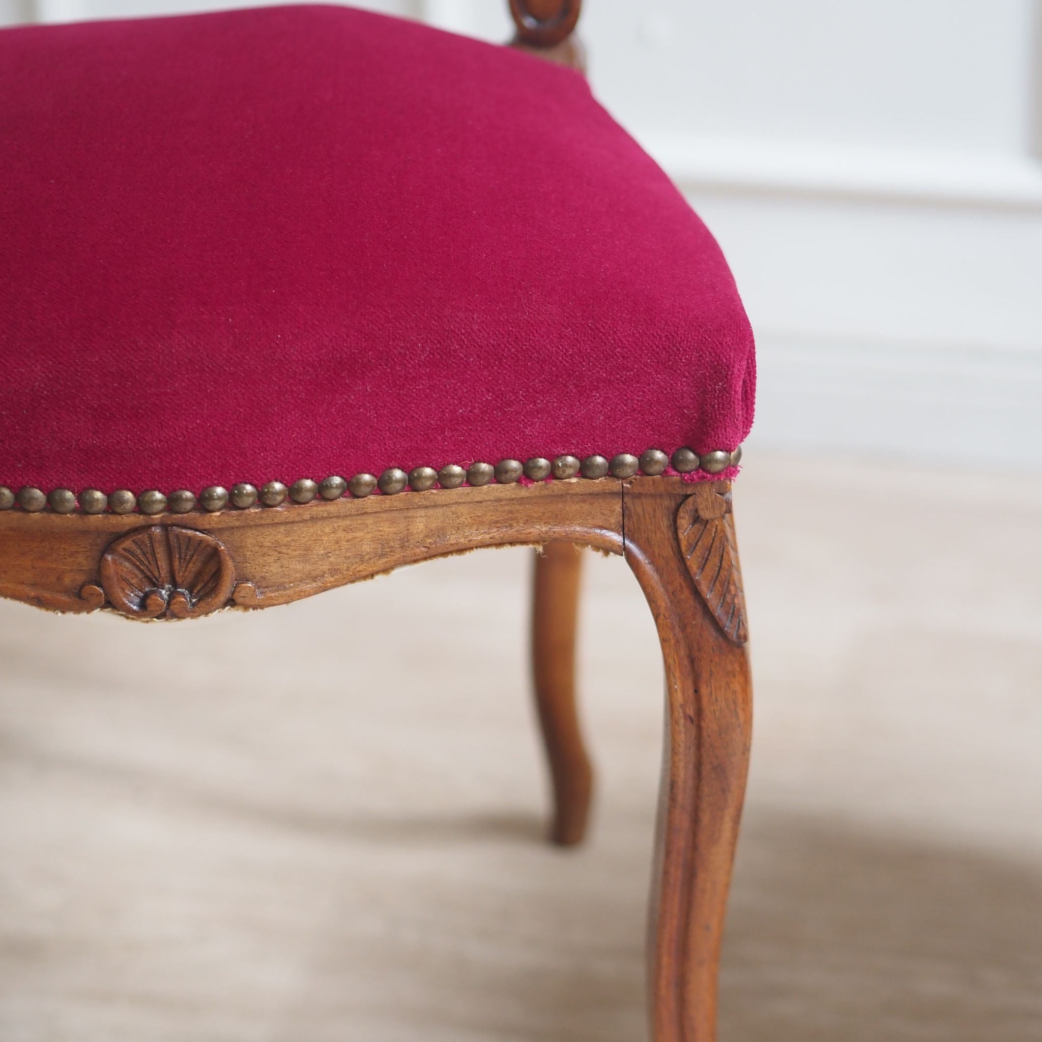 EPOCHE 1890 - Französisches Stuhlpaar mit weinrotem Samtbezug