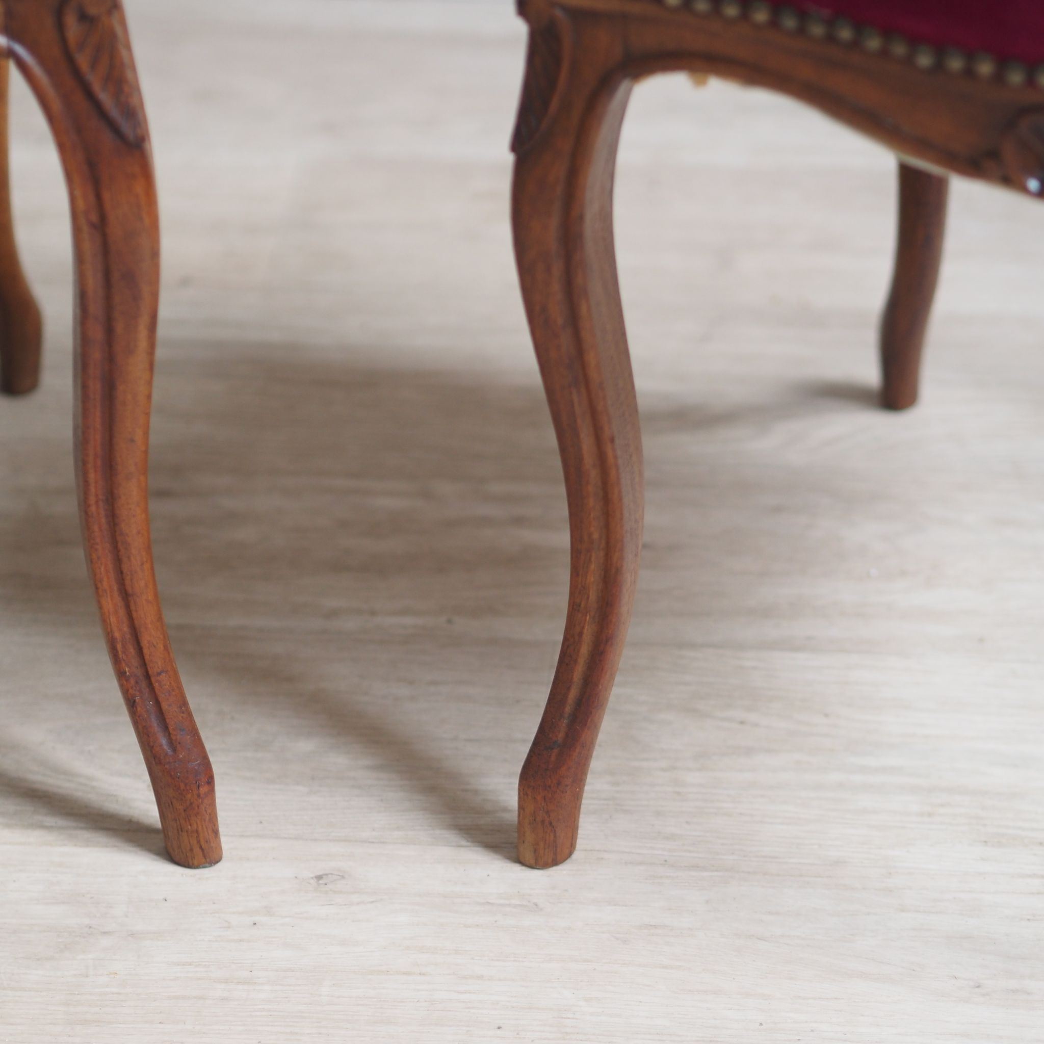 EPOCHE 1890 - Französisches Stuhlpaar mit weinrotem Samtbezug