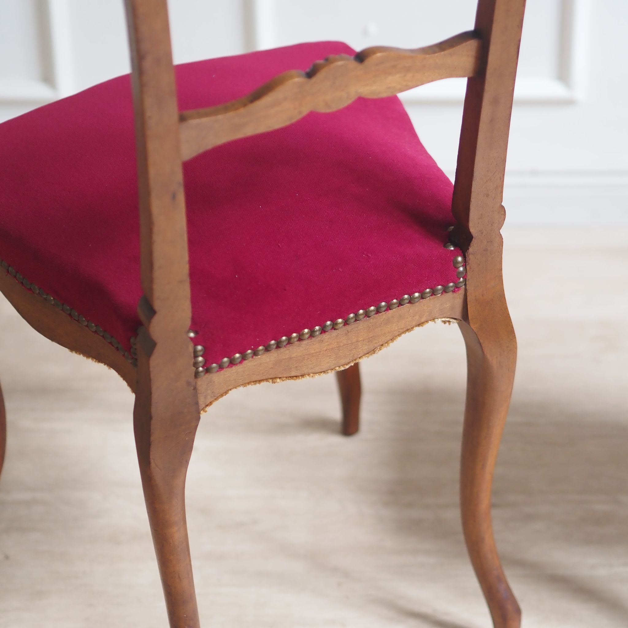 EPOCHE 1890 - Französisches Stuhlpaar mit weinrotem Samtbezug