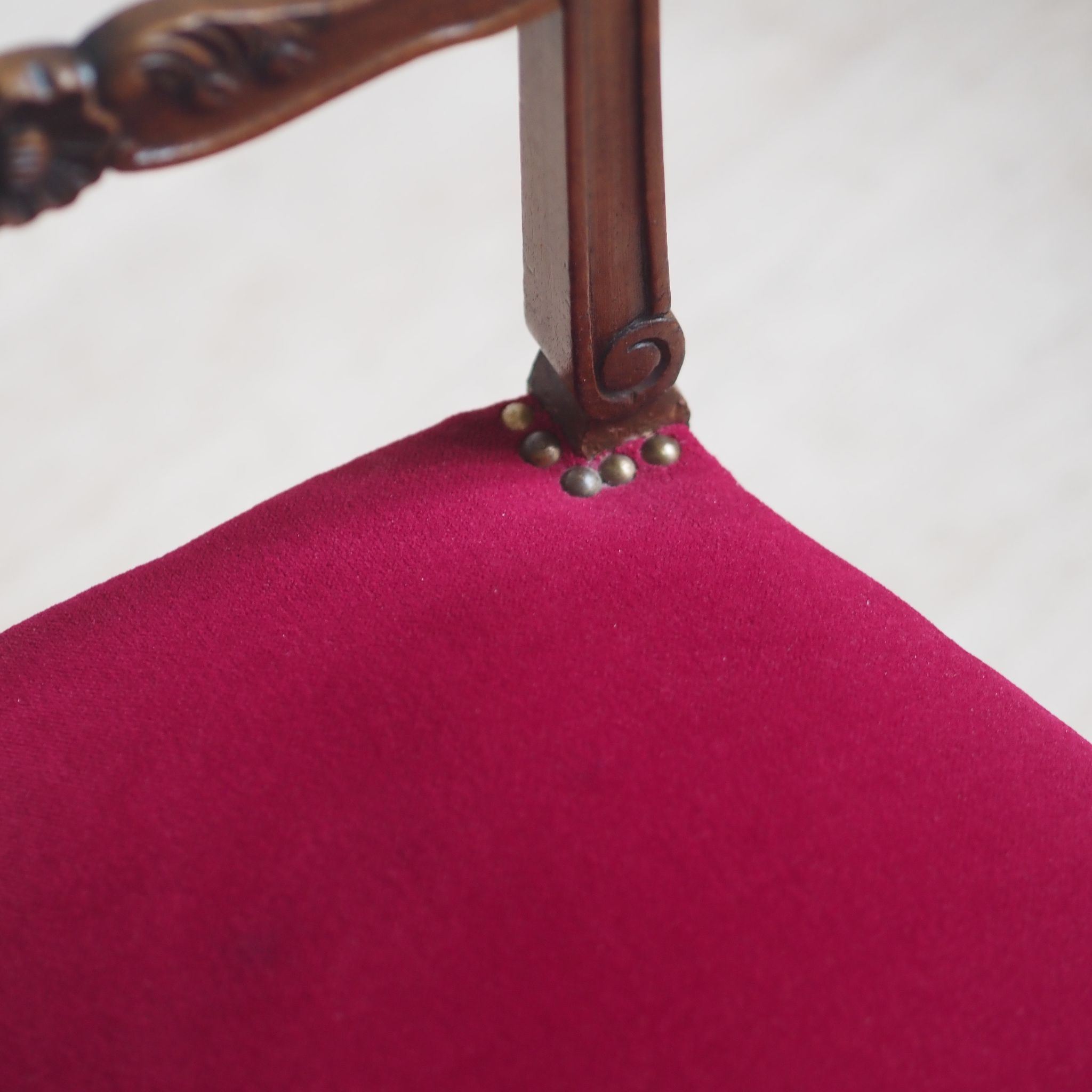 EPOCHE 1890 - Französisches Stuhlpaar mit weinrotem Samtbezug