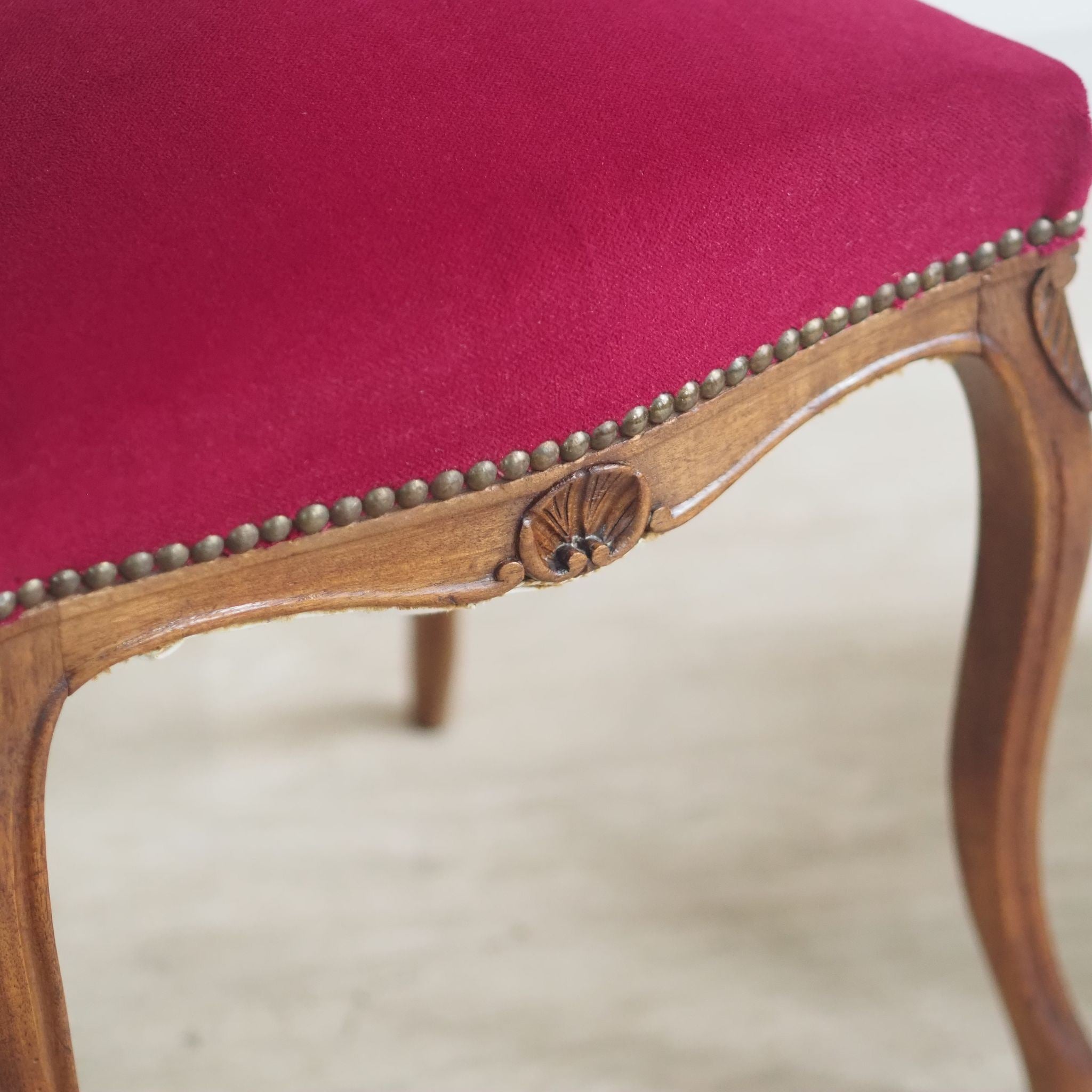 Louis XV Stuhlpaar Nussbaum um 1890 – weinroter Samtbezug