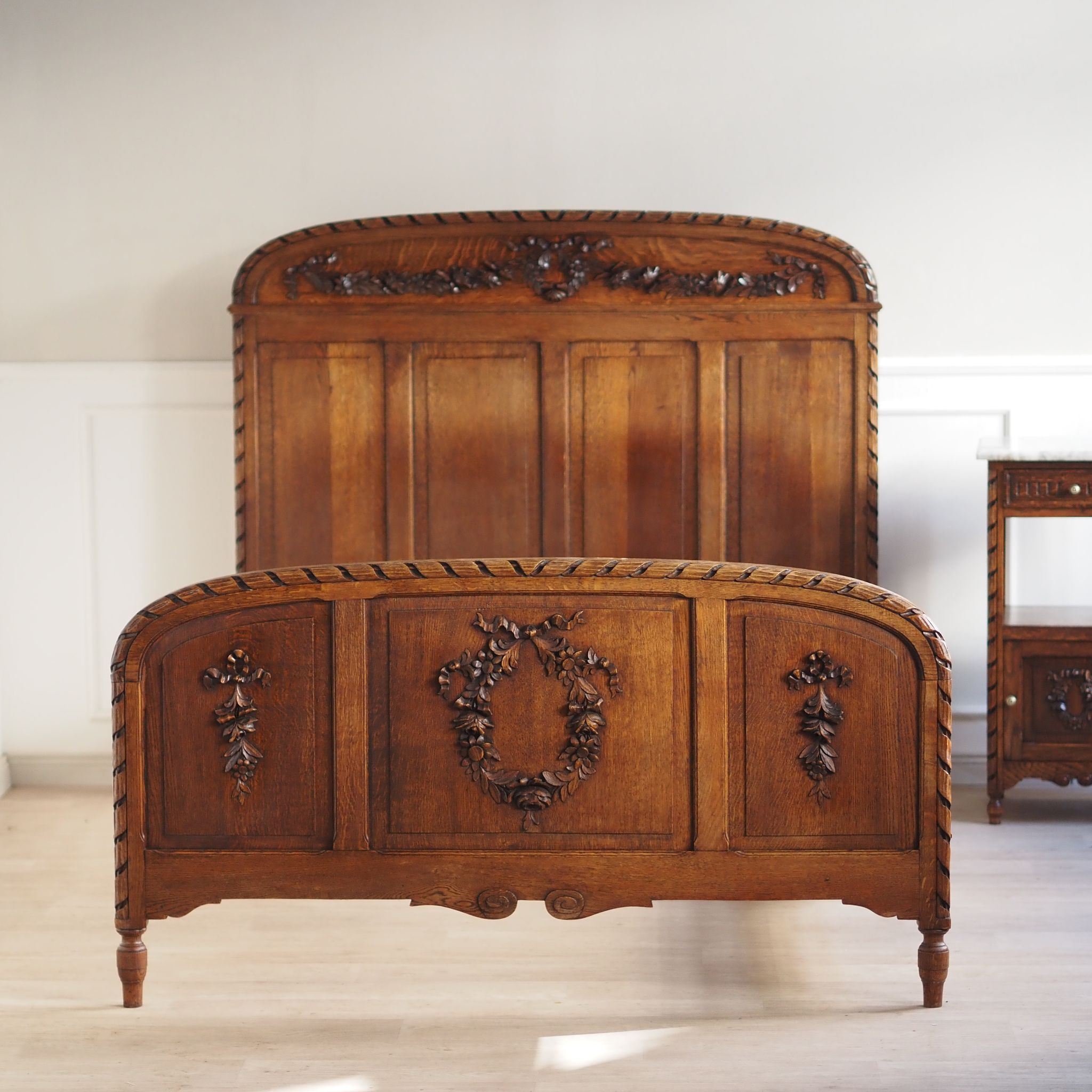 Französisches Landhaus Bett mit floralen Schnitzereien