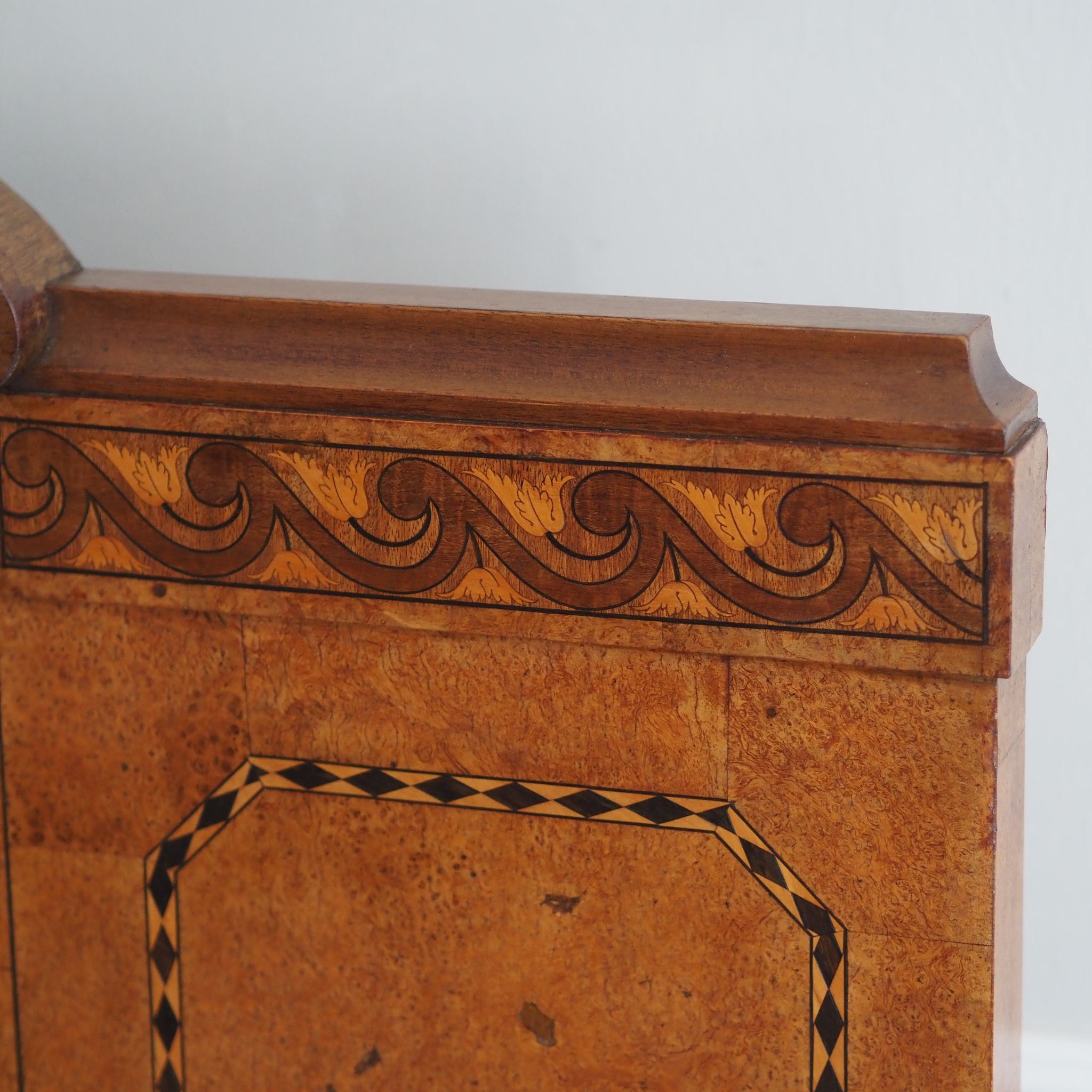 EPOCHE 1900 Antikes Intarsienbett aus Wurzelholz