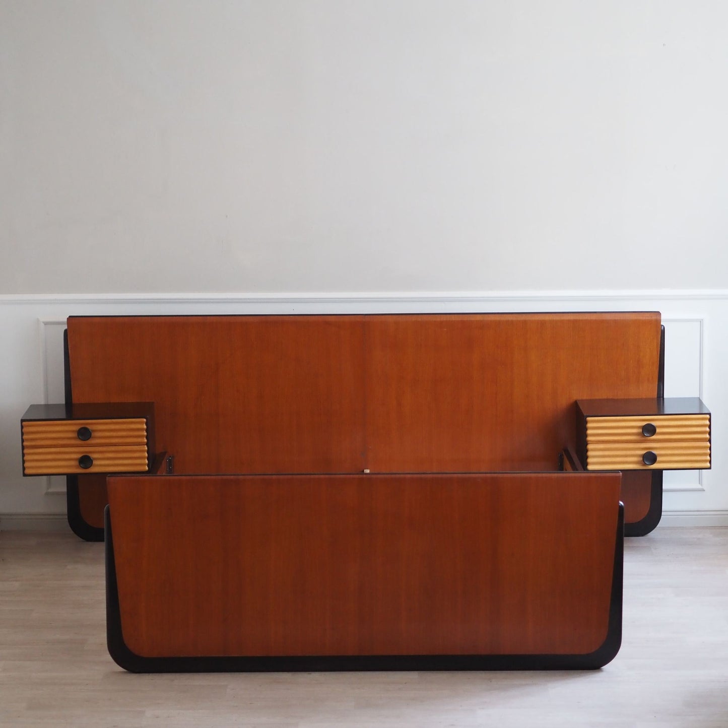 Midcentury Doppelbett mit schwebenden Nachtkästchen
