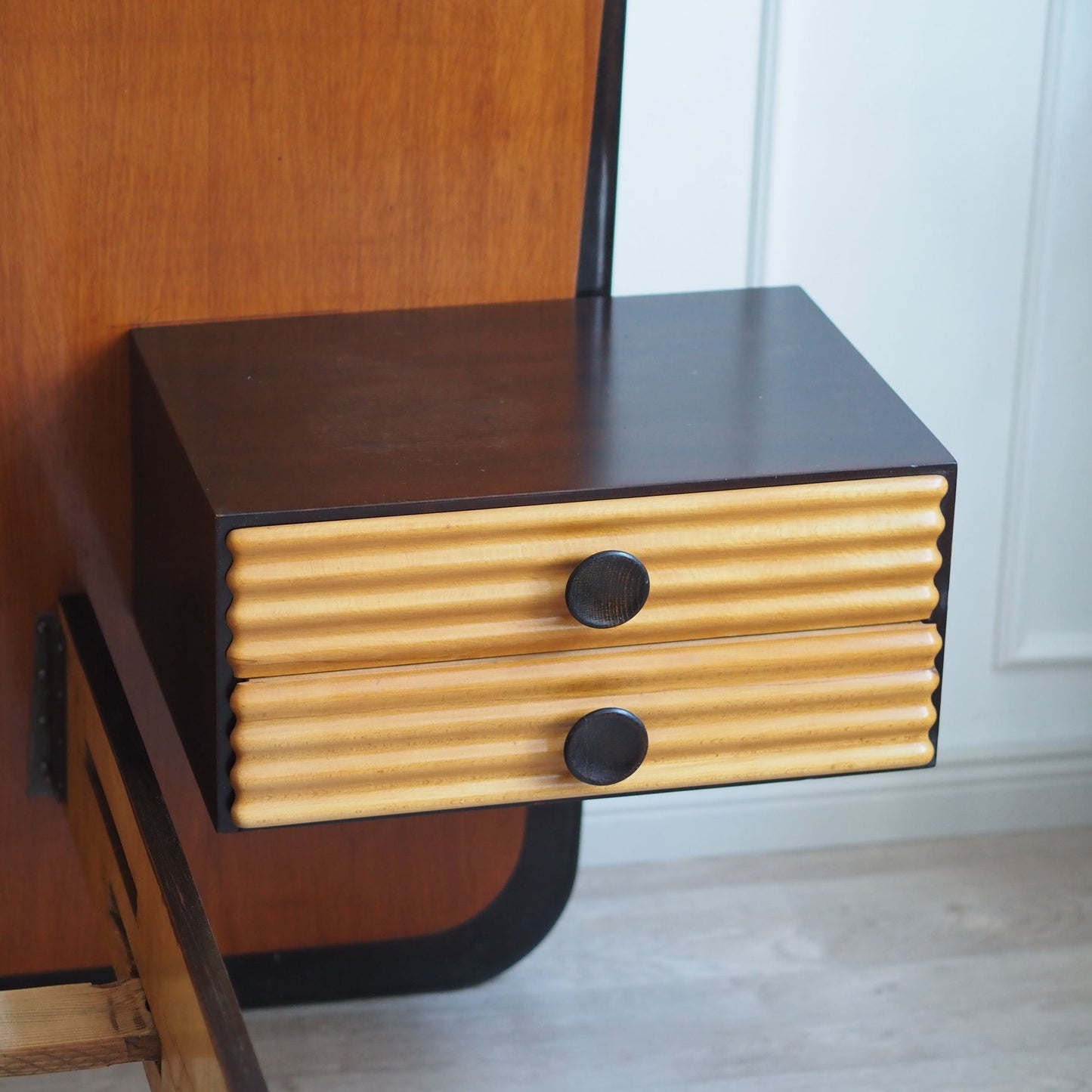 Midcentury Doppelbett mit schwebenden Nachtkästchen