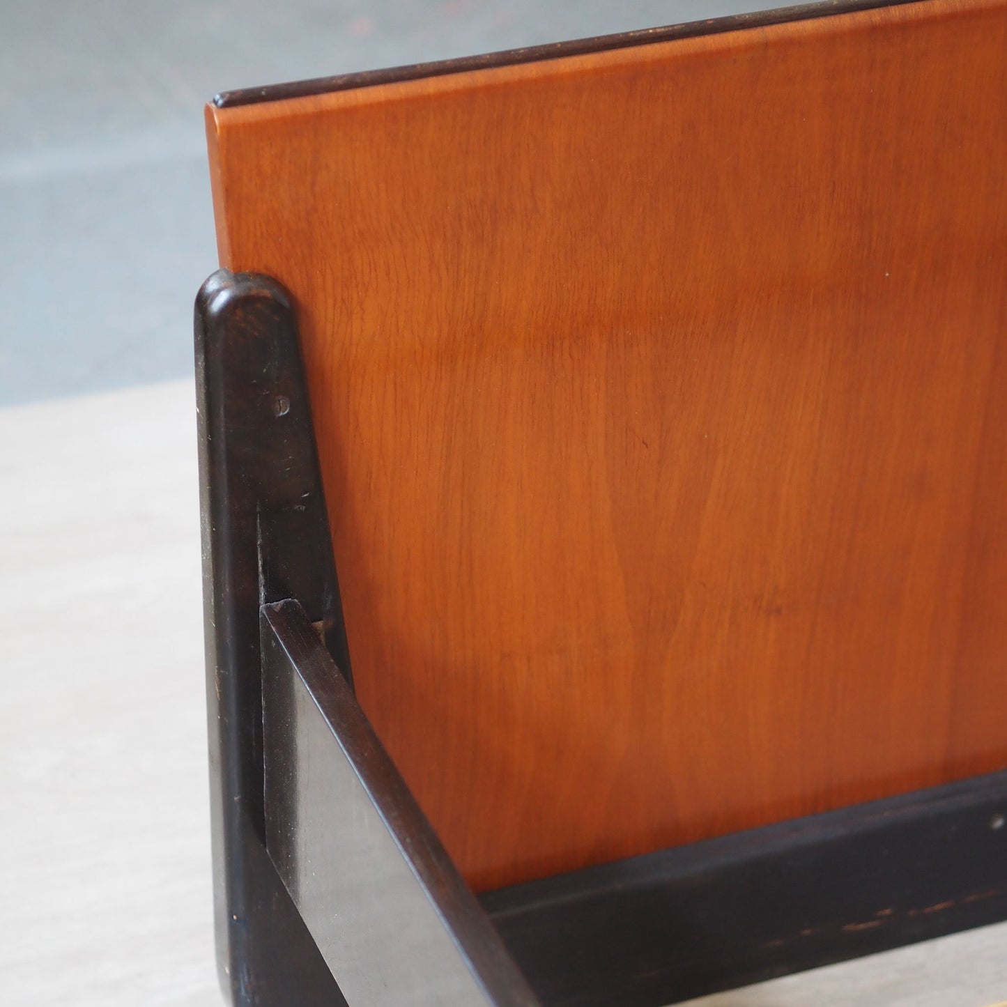 Midcentury Doppelbett mit schwebenden Nachtkästchen