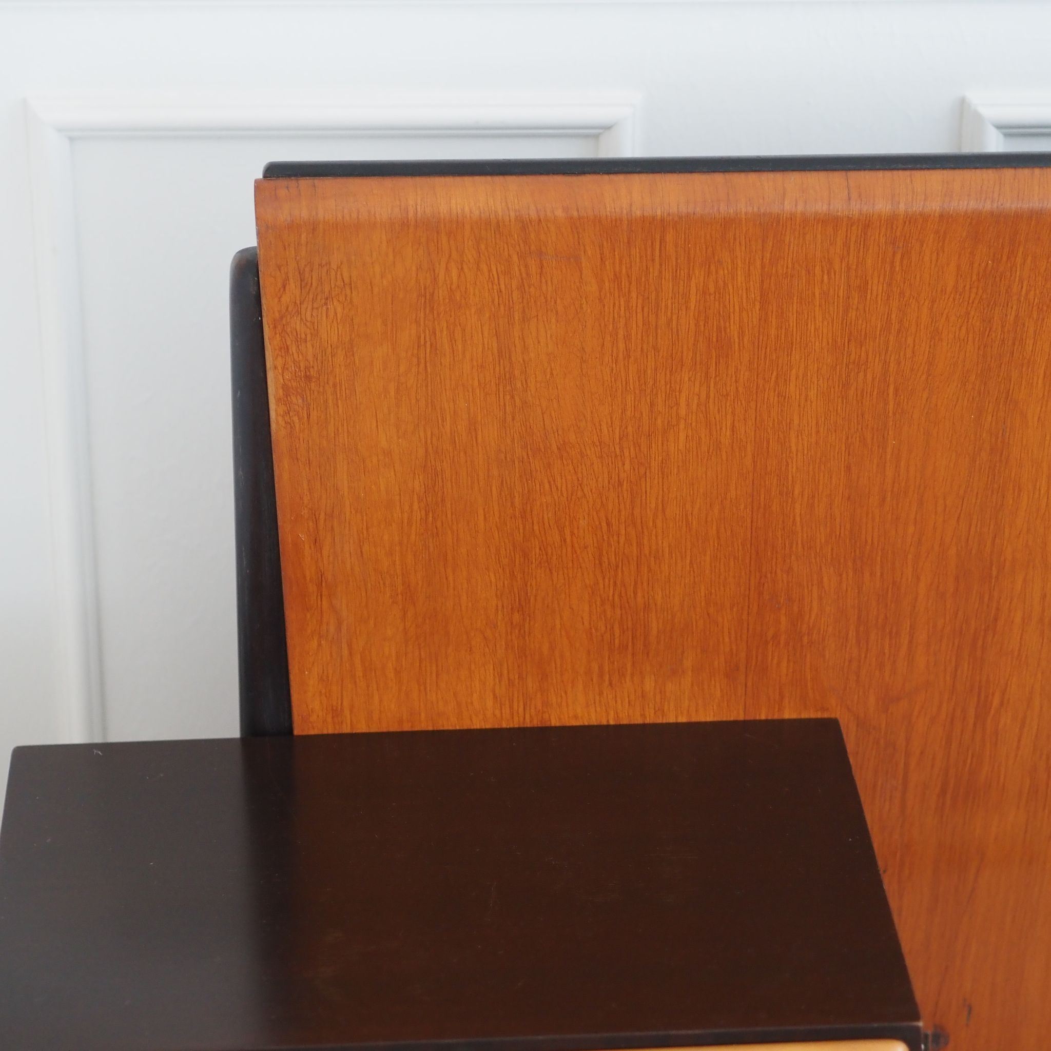 EPOCHE 1950 Midcentury Doppelbett mit schwebenden Nachtkästchen