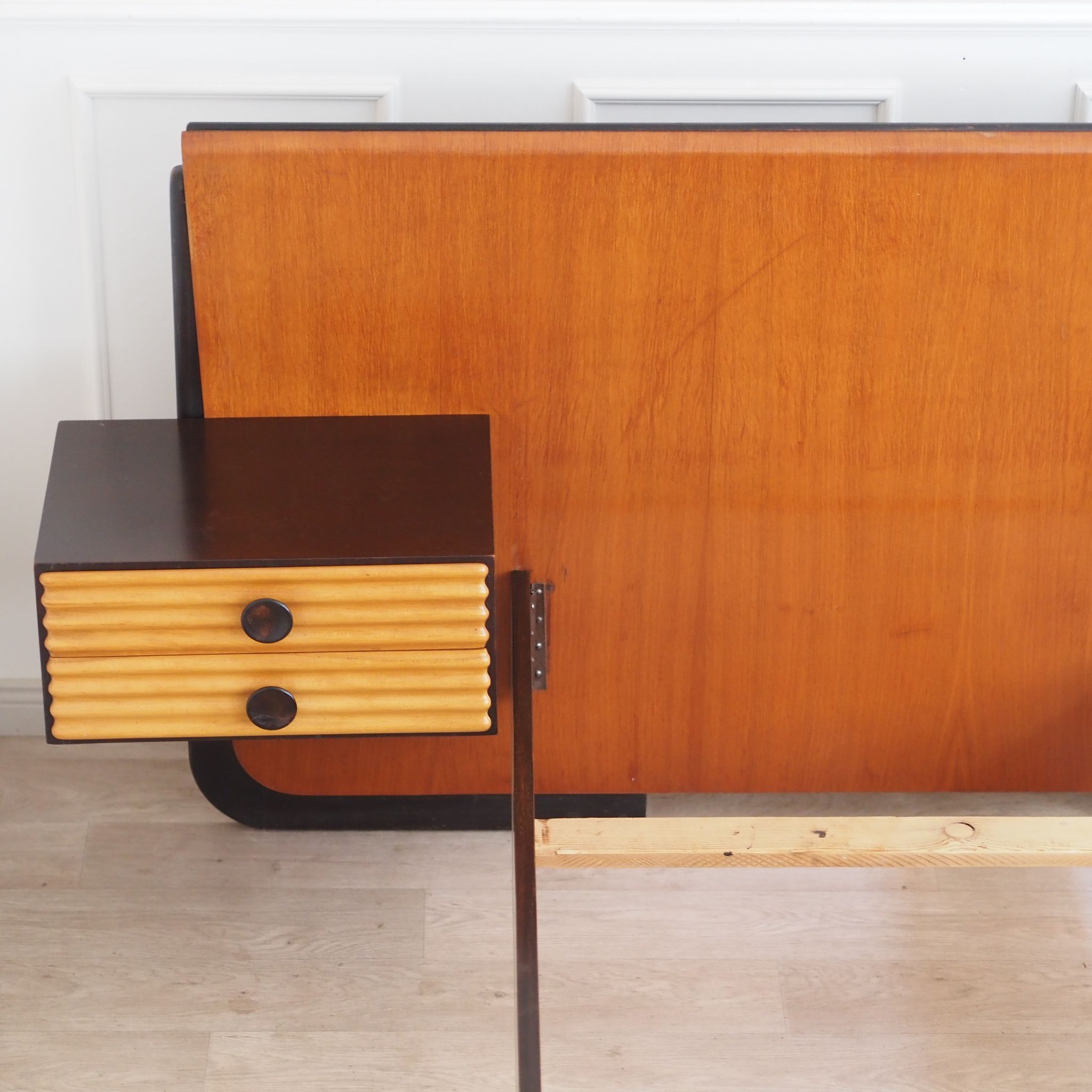 EPOCHE 1950 Midcentury Doppelbett mit schwebenden Nachtkästchen