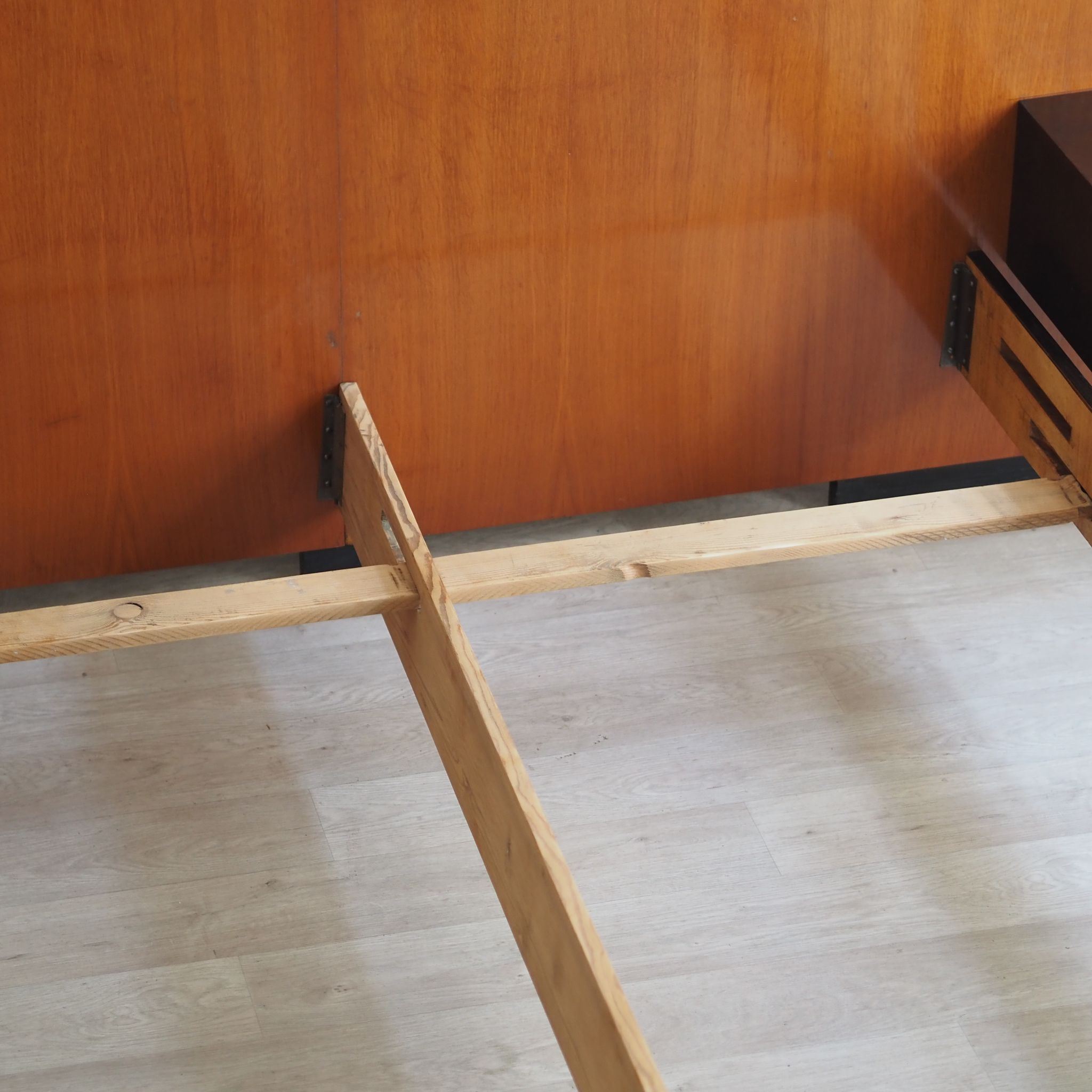 EPOCHE 1950 Midcentury Doppelbett mit schwebenden Nachtkästchen