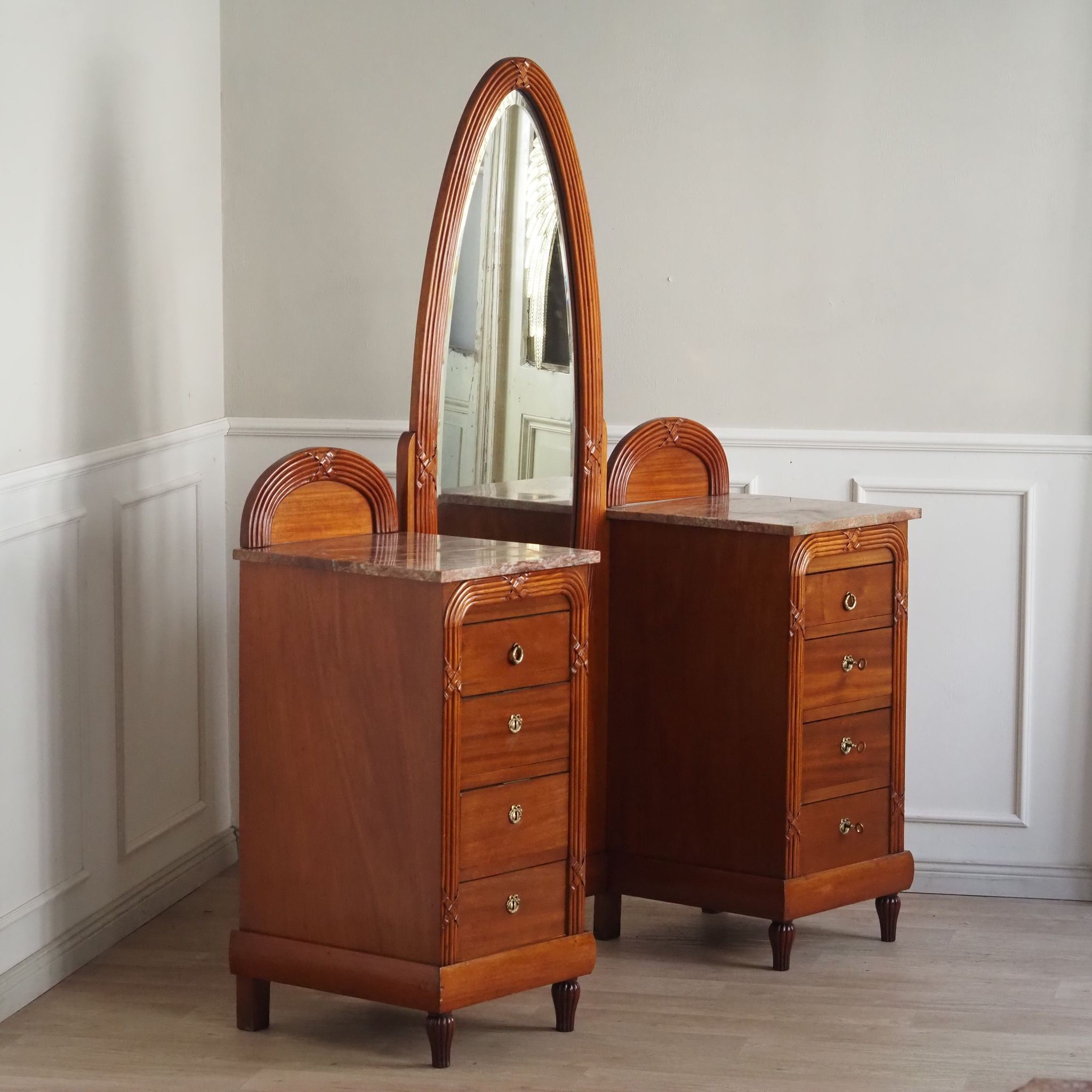 EPOCHE 1910 Spiegelkommode / Schminkkommode