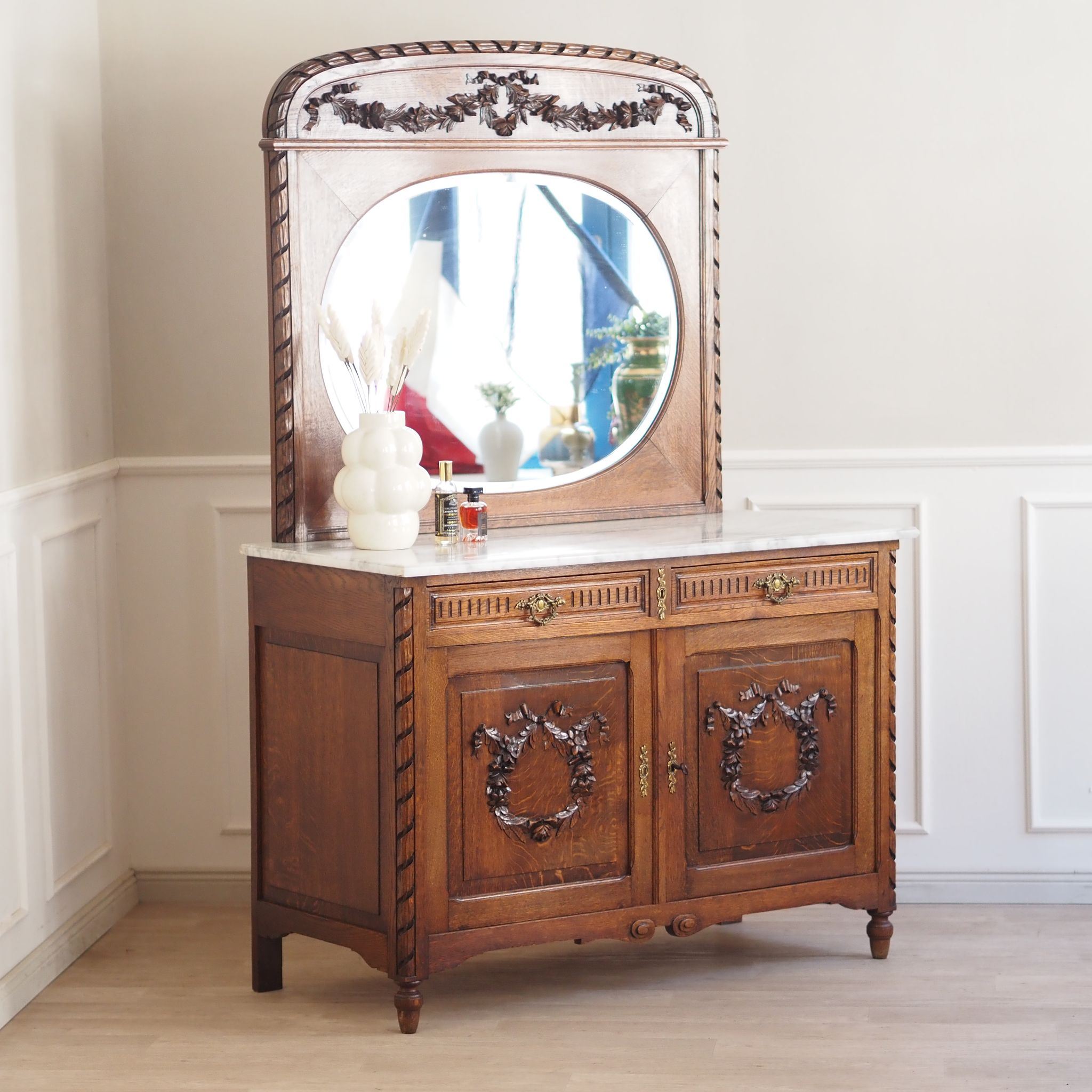 Antike Spiegelkommode mit weißer Marmorplatte im Louis-XVI-Stil