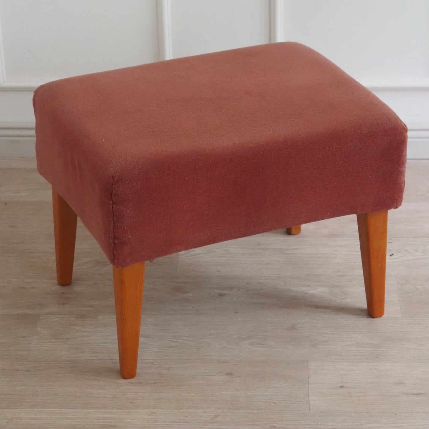 EPOCHE 1960 Vintage Hocker in Samtoptik