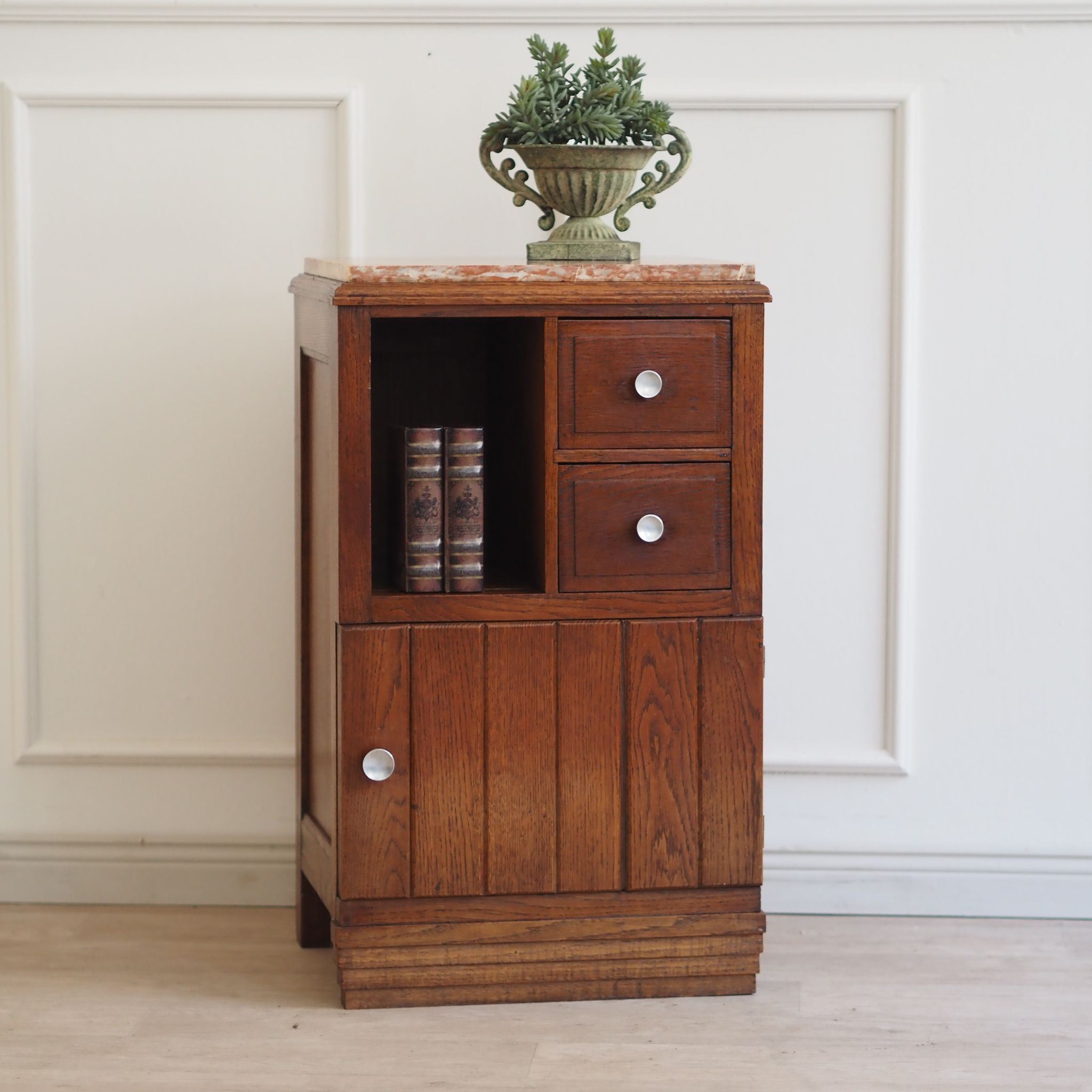 EPOCHE 1930 Französischer Art-Déco Nachttisch mit roter Marmorplatte