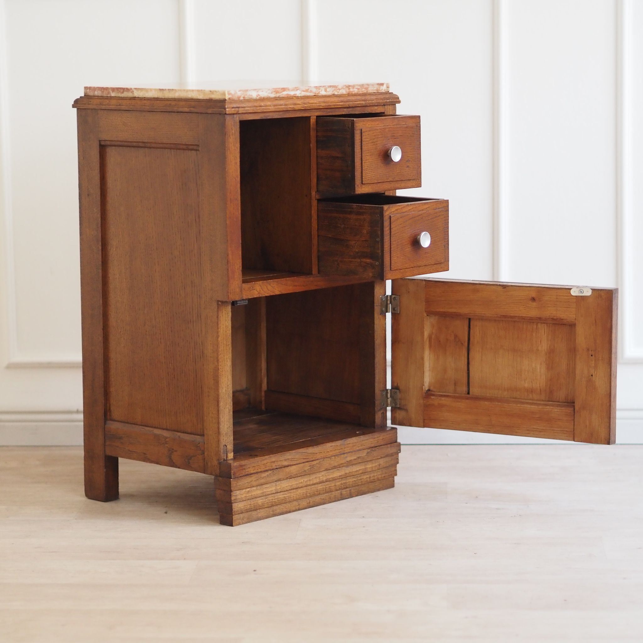 EPOCHE 1930 Französischer Art-Déco Nachttisch mit roter Marmorplatte