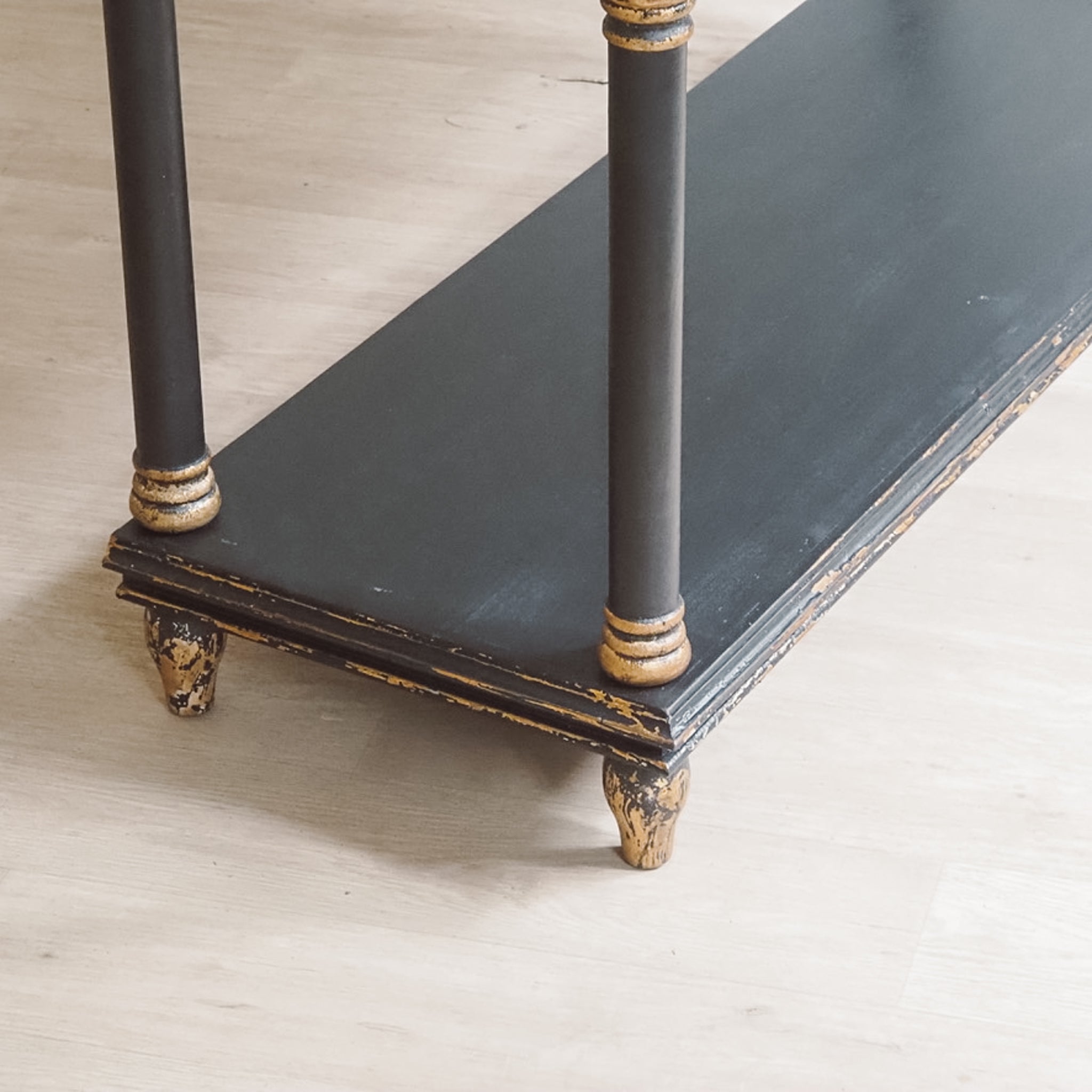 Stilvolles Etagerenregal in schwarz gold - NEU - reproduziert im antiken Stil, Holz