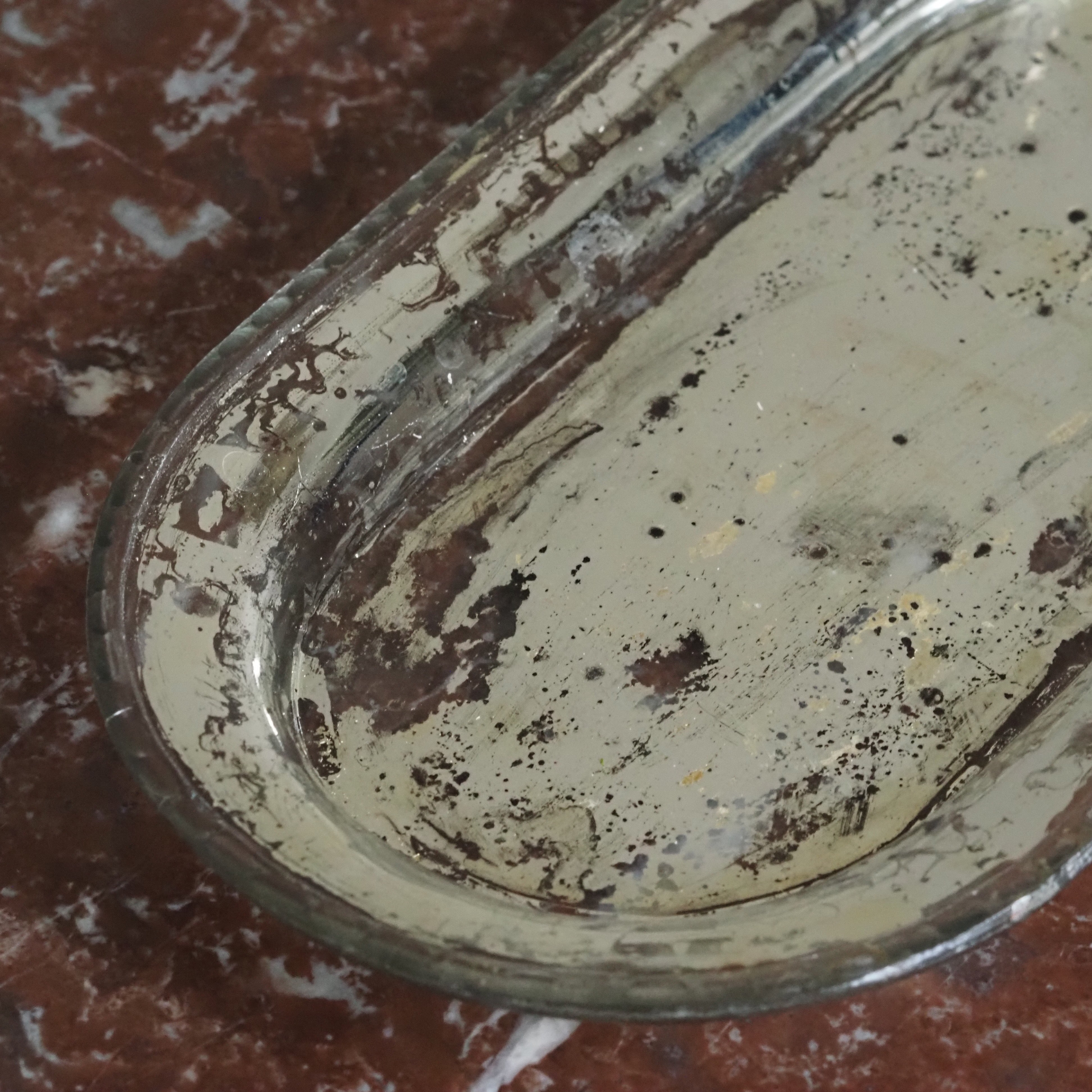 Glasschale Oval · Rückseitig versilbert, gealterte Spiegelpatina · Antik