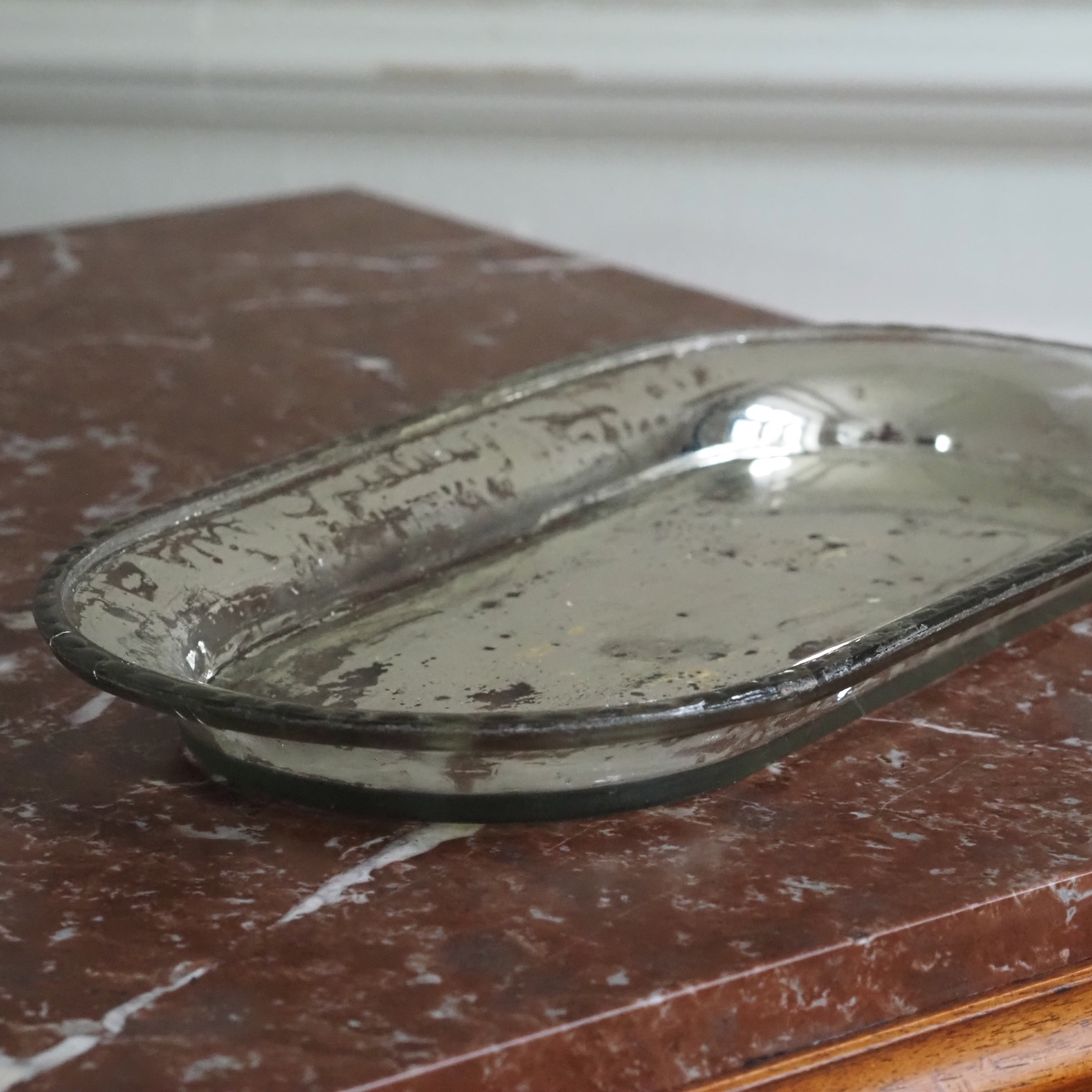Glasschale Oval · Rückseitig versilbert, gealterte Spiegelpatina · Antik