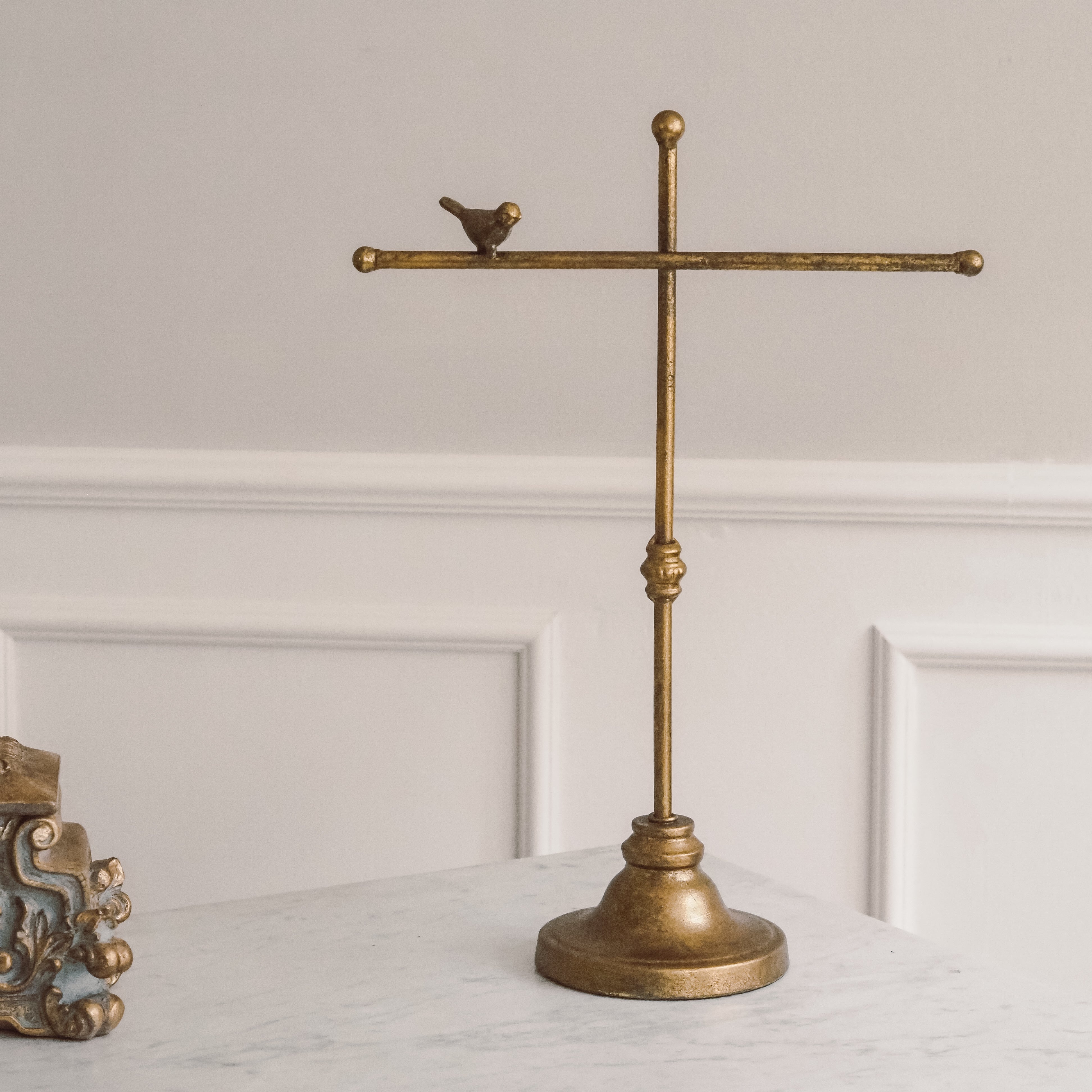 Schmuckständer mit Vogel · Metallobjekt in historisierender Form