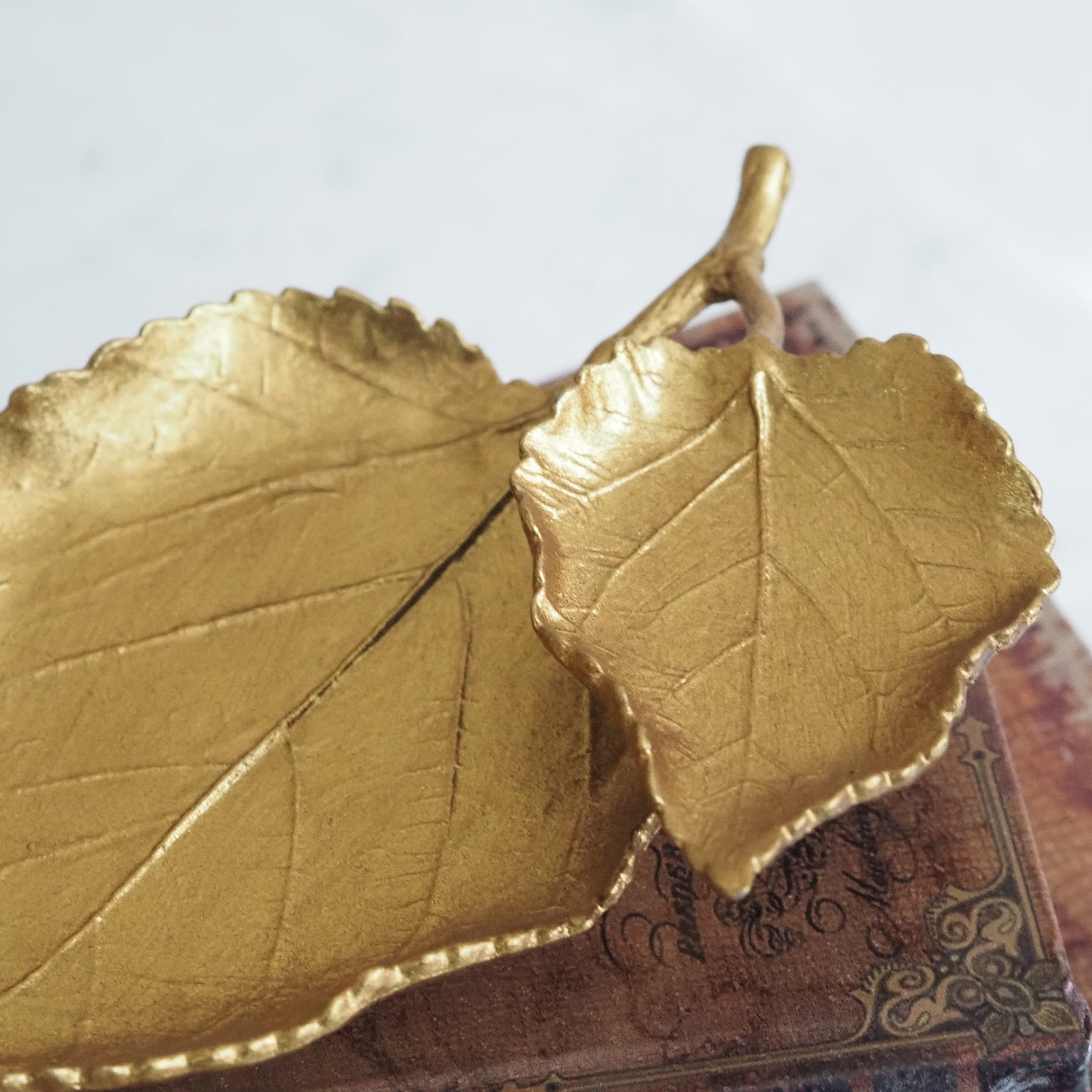 Schale in Blattform · dekoratives Ablageobjekt goldfarben