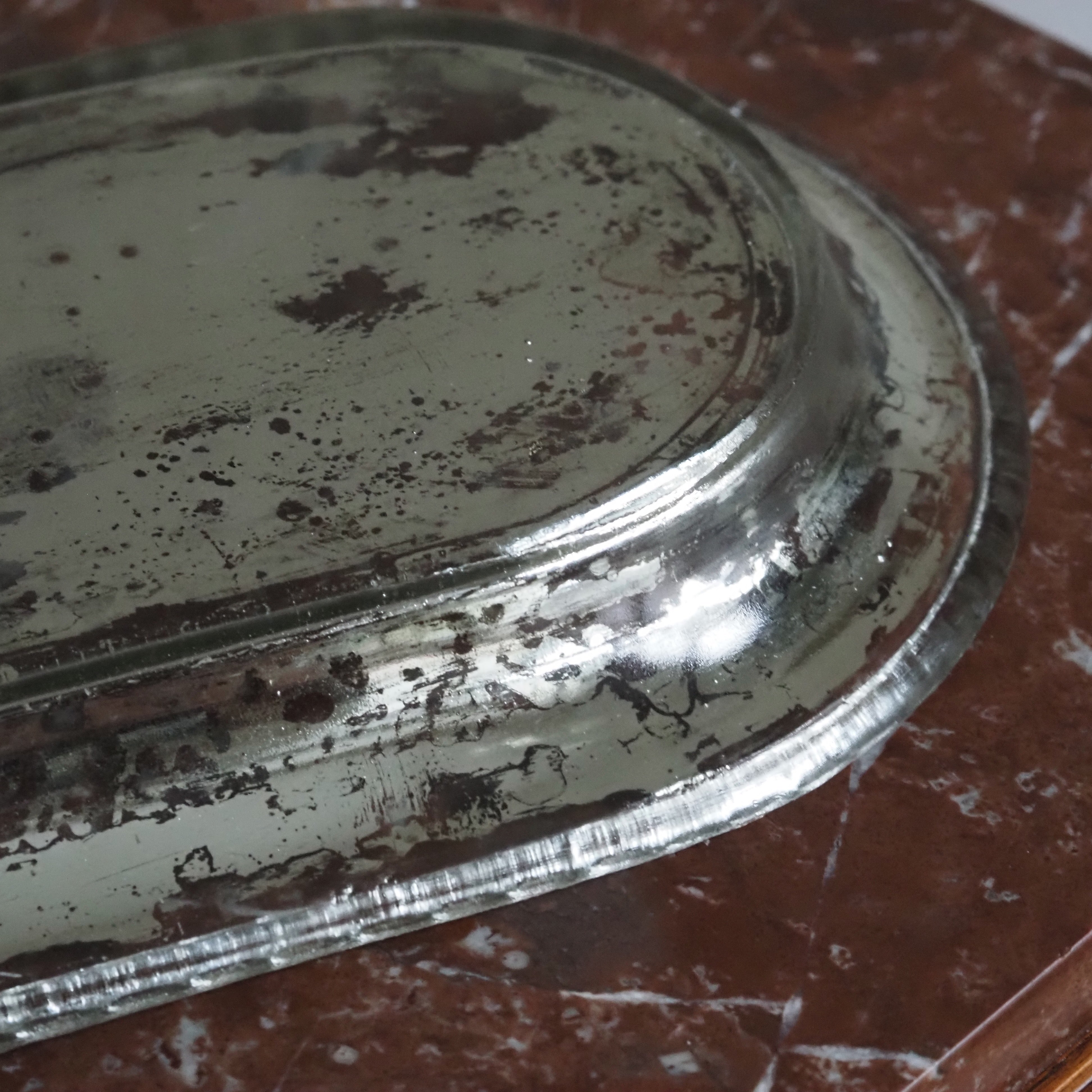 Glasschale Oval · Rückseitig versilbert, gealterte Spiegelpatina · Antik