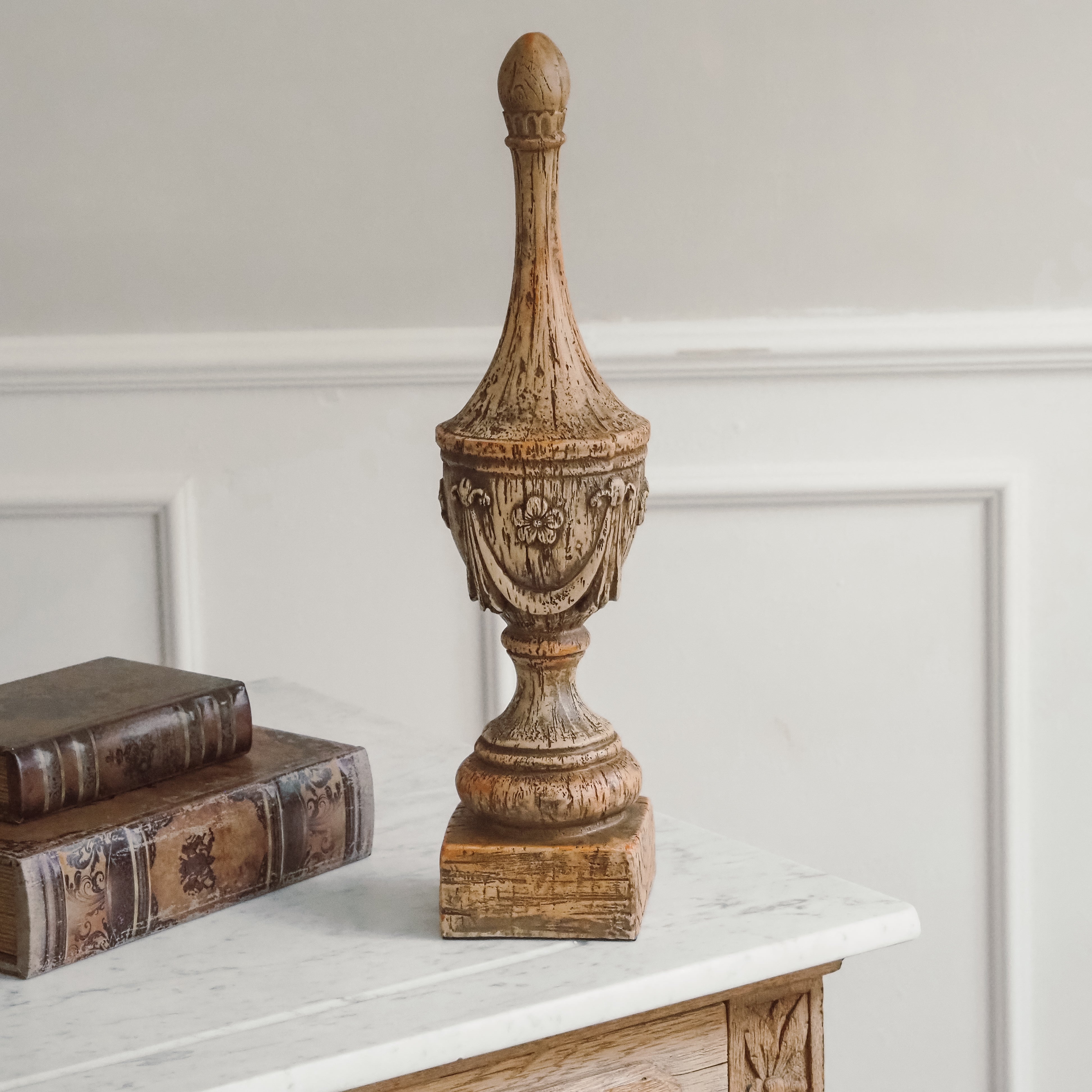 Dekor-Pokal · historisierende Zierform auf Sockel