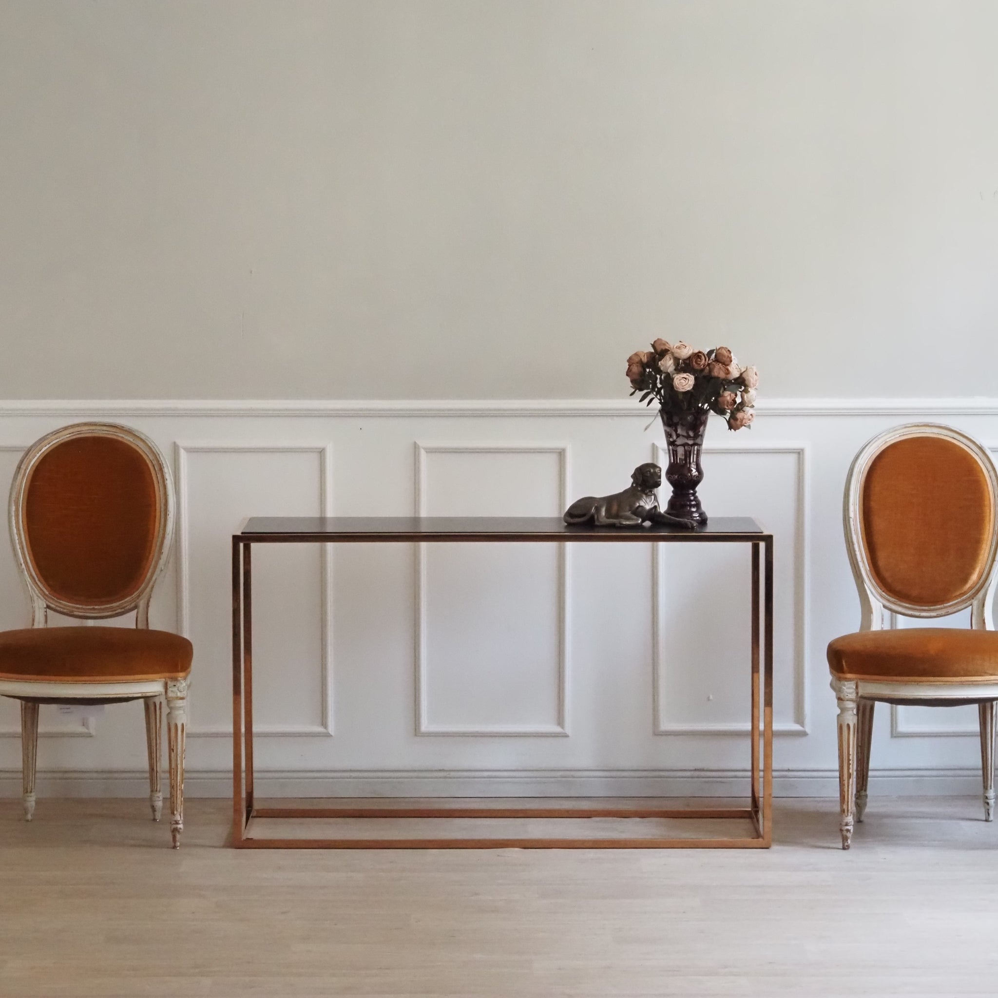 Schmale Konsole mit schwarzer Platte und rechteckigem Metallrahmen