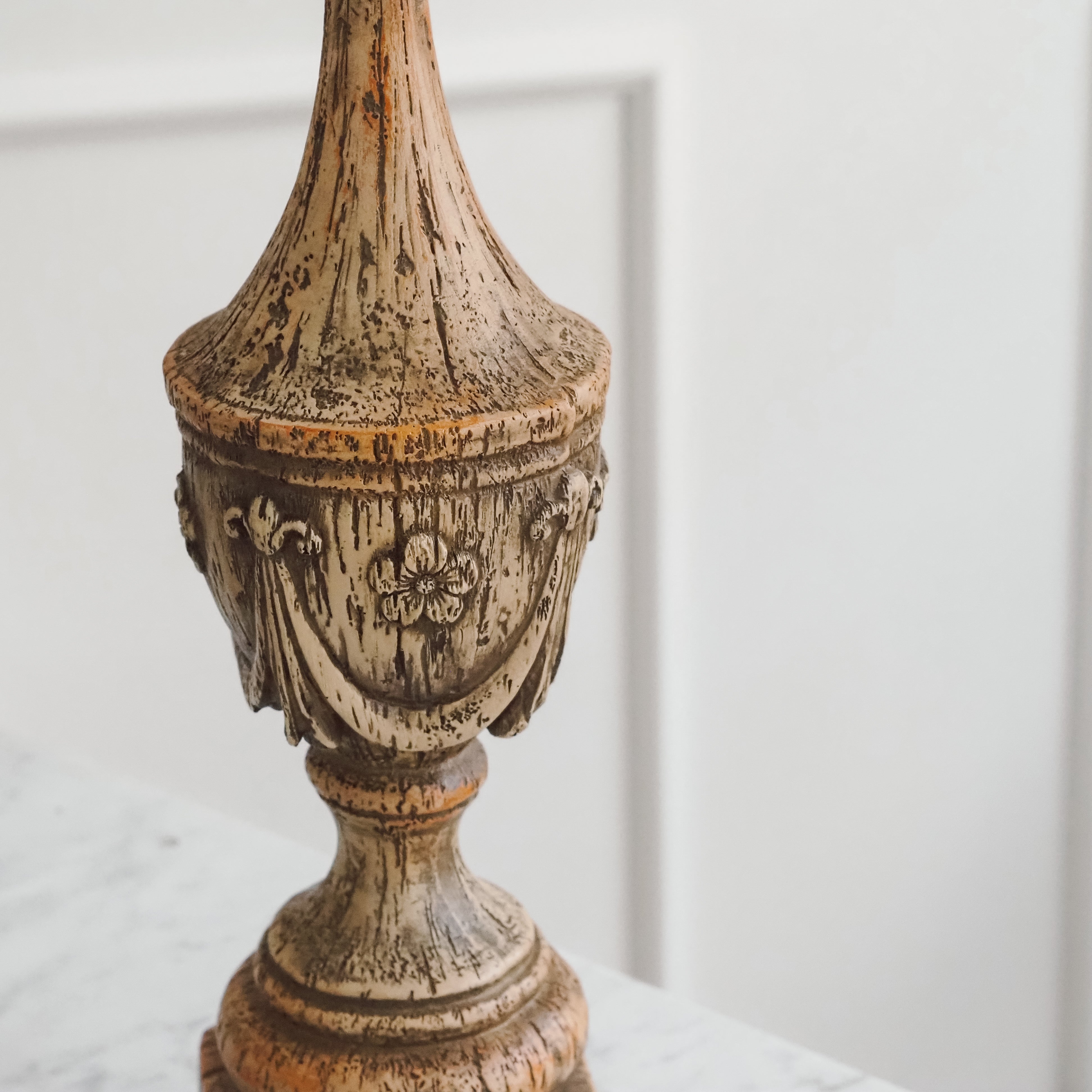 Dekor-Pokal · historisierende Zierform auf Sockel