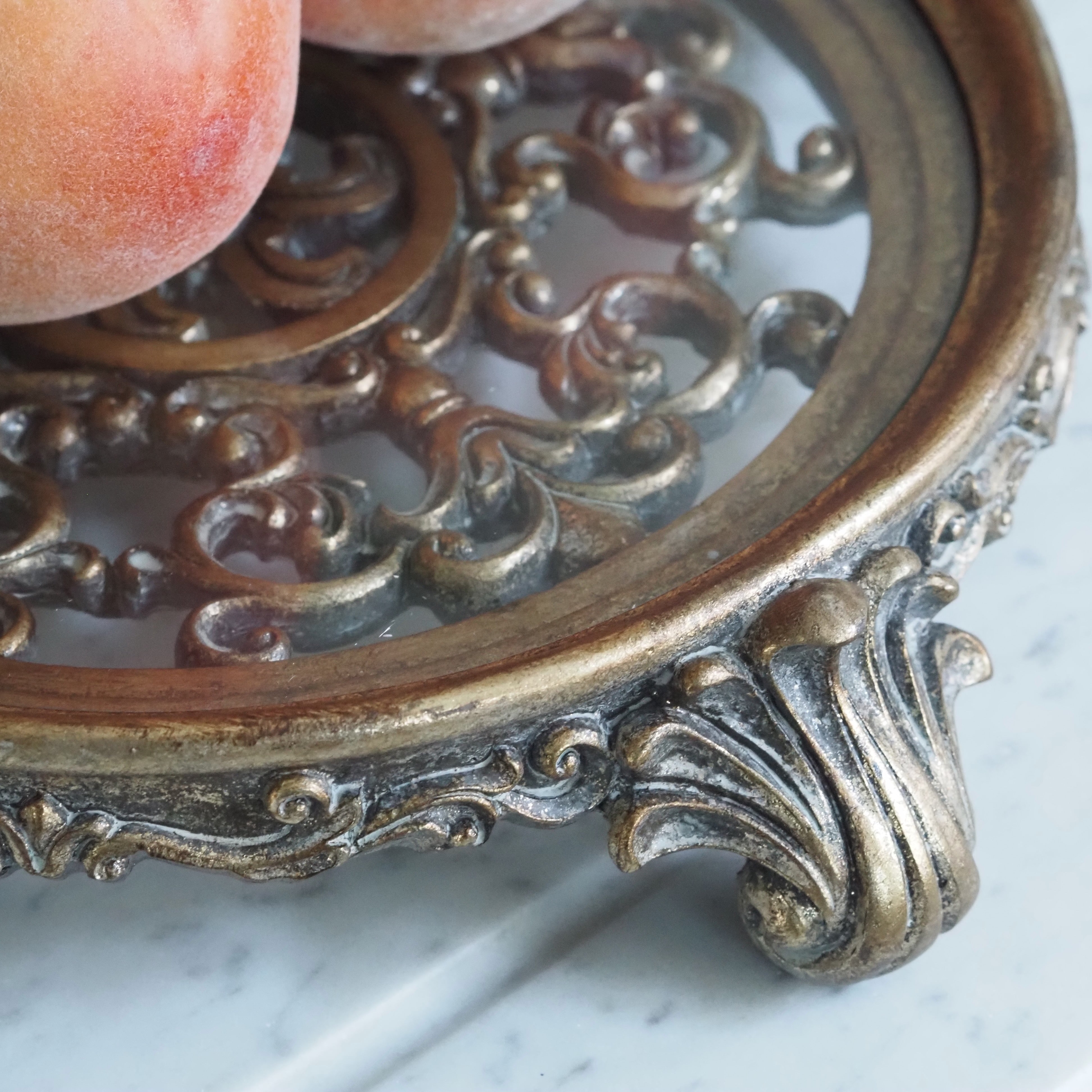 Rundes Tablett auf Fuß · Barock inspiriertes Dekor mit Glasfläche
