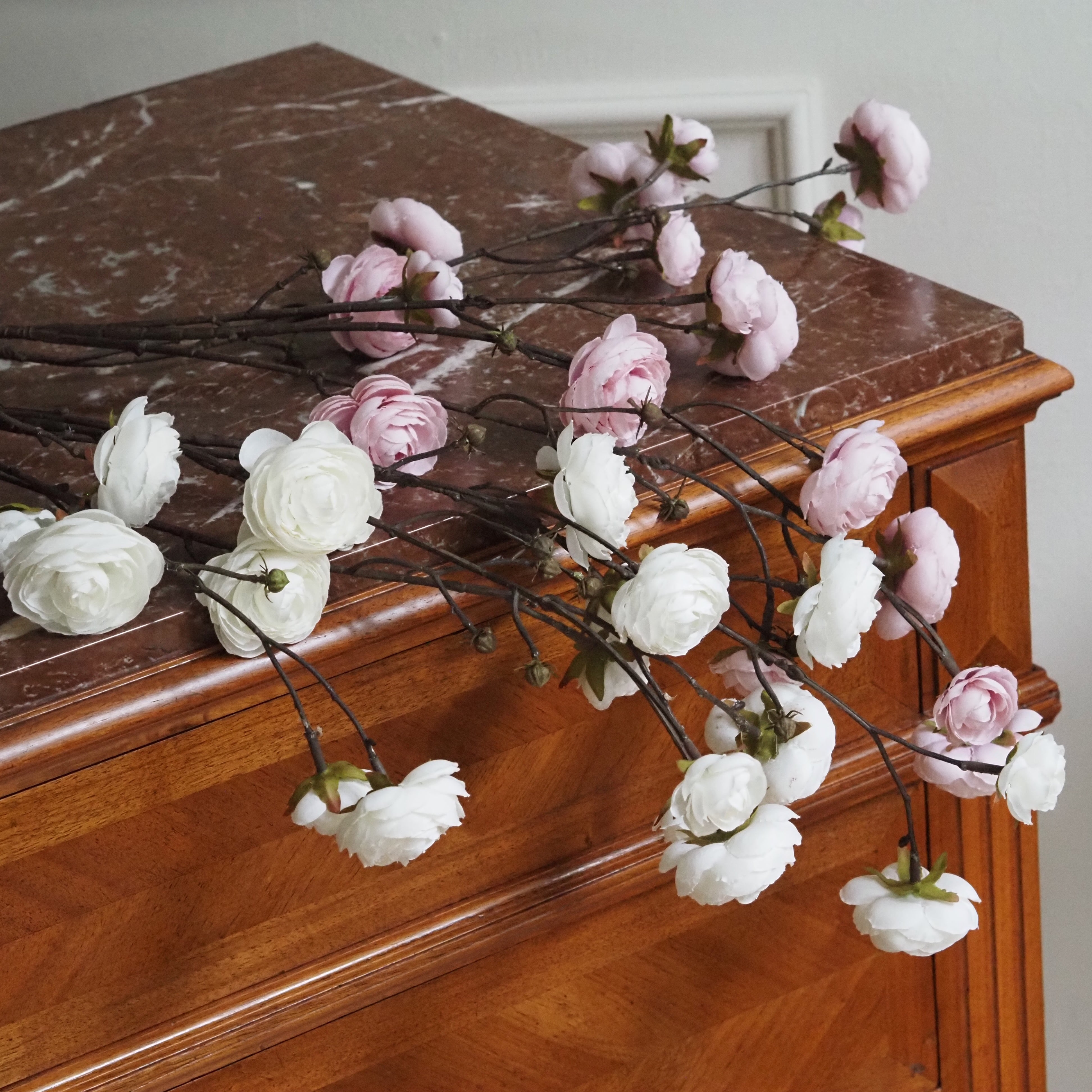 Dekozweig Ranunkelblüten · Rosa oder Weiß · 115 cm · Romantisch-Historisch