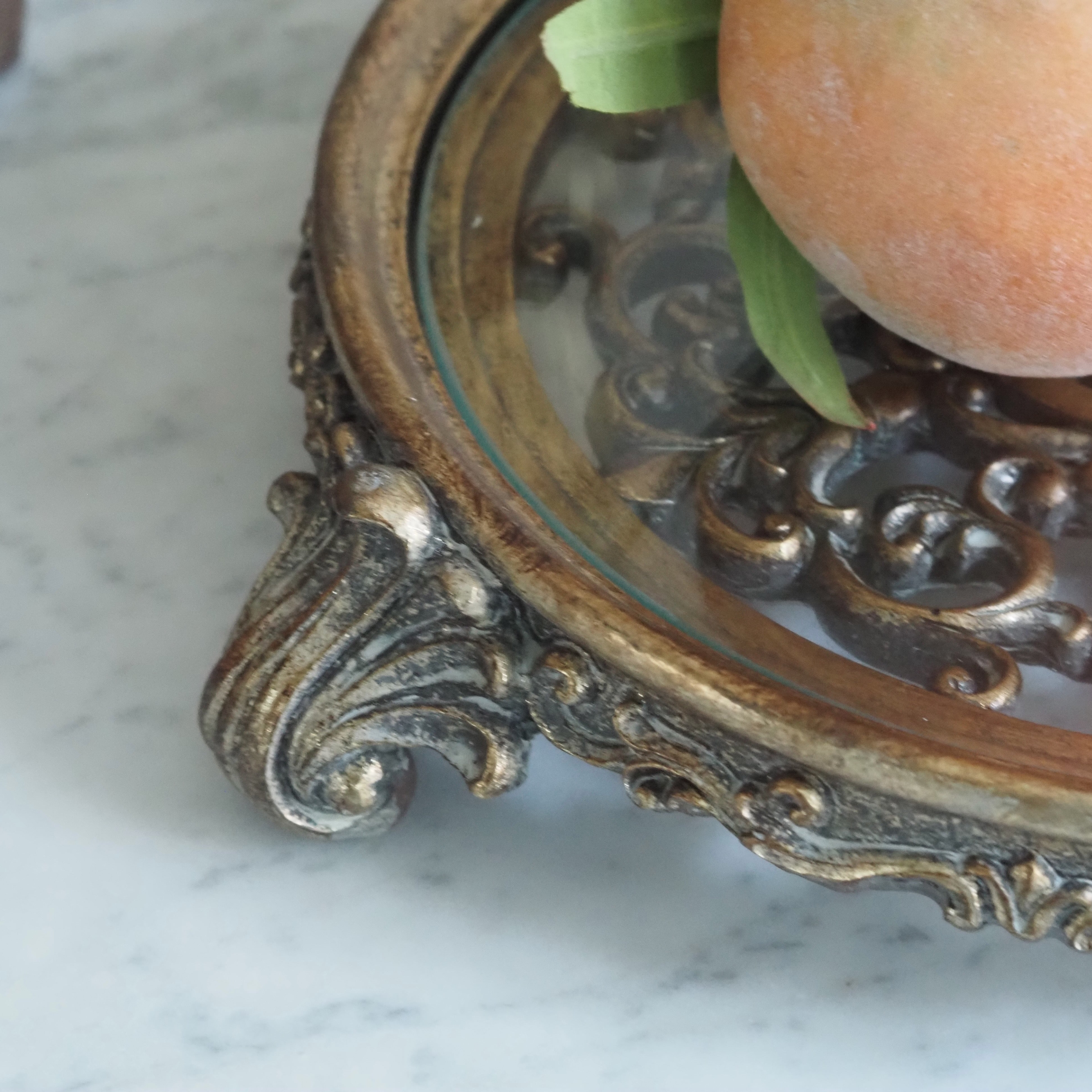 Rundes Tablett auf Fuß · Barock inspiriertes Dekor mit Glasfläche