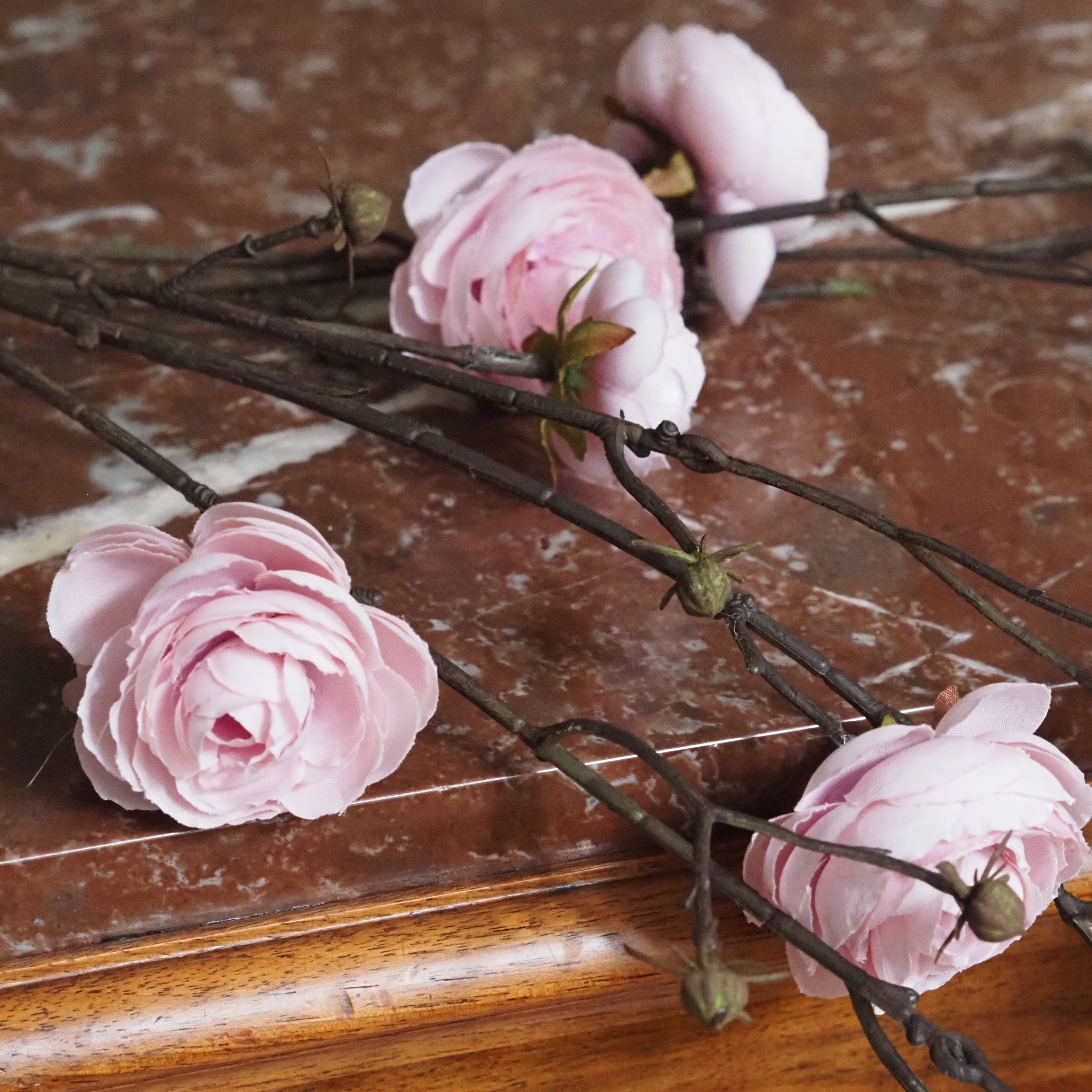 Dekozweig Ranunkelblüten · Rosa oder Weiß · 115 cm · Romantisch-Historisch