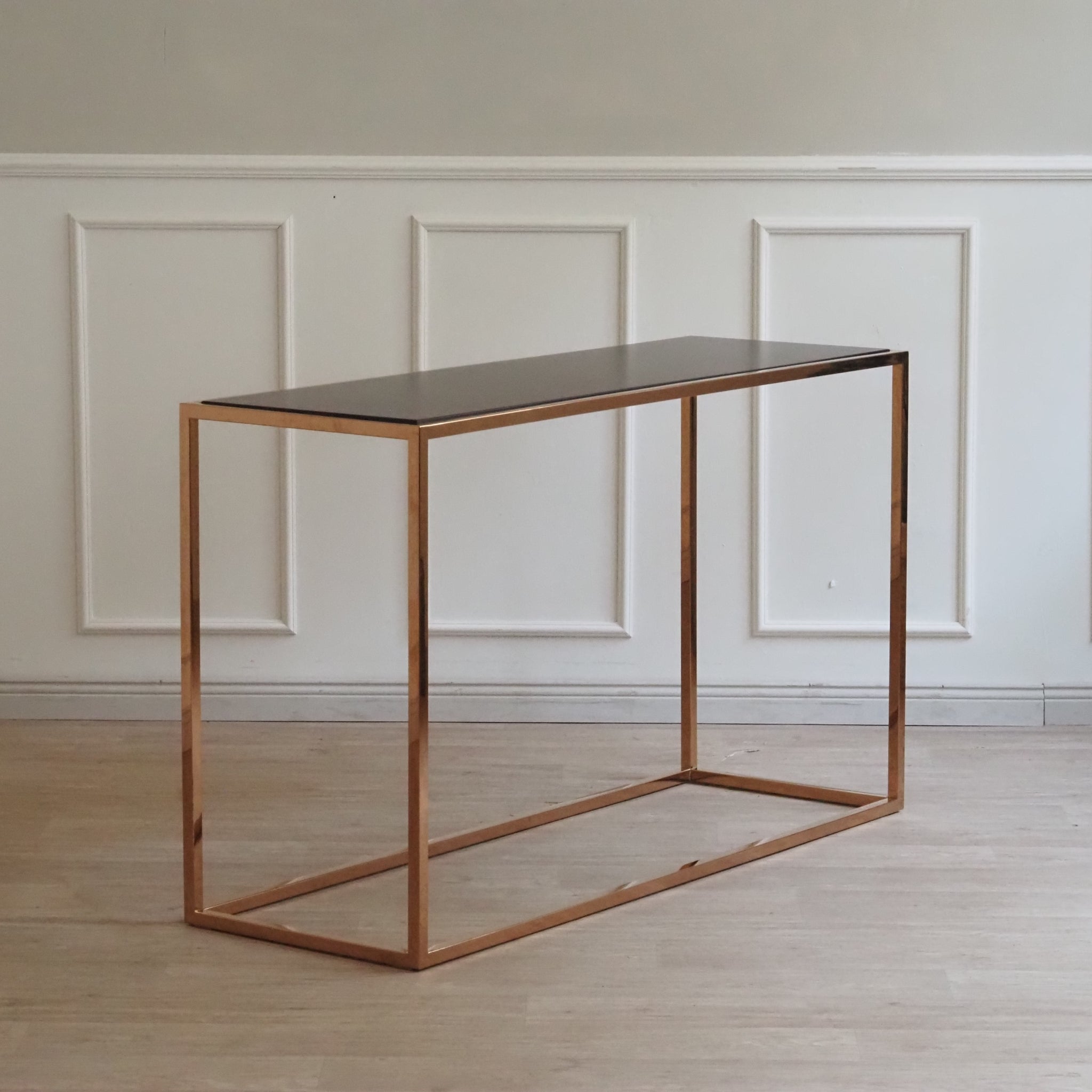 Schmale Konsole mit schwarzer Platte und rechteckigem Metallrahmen