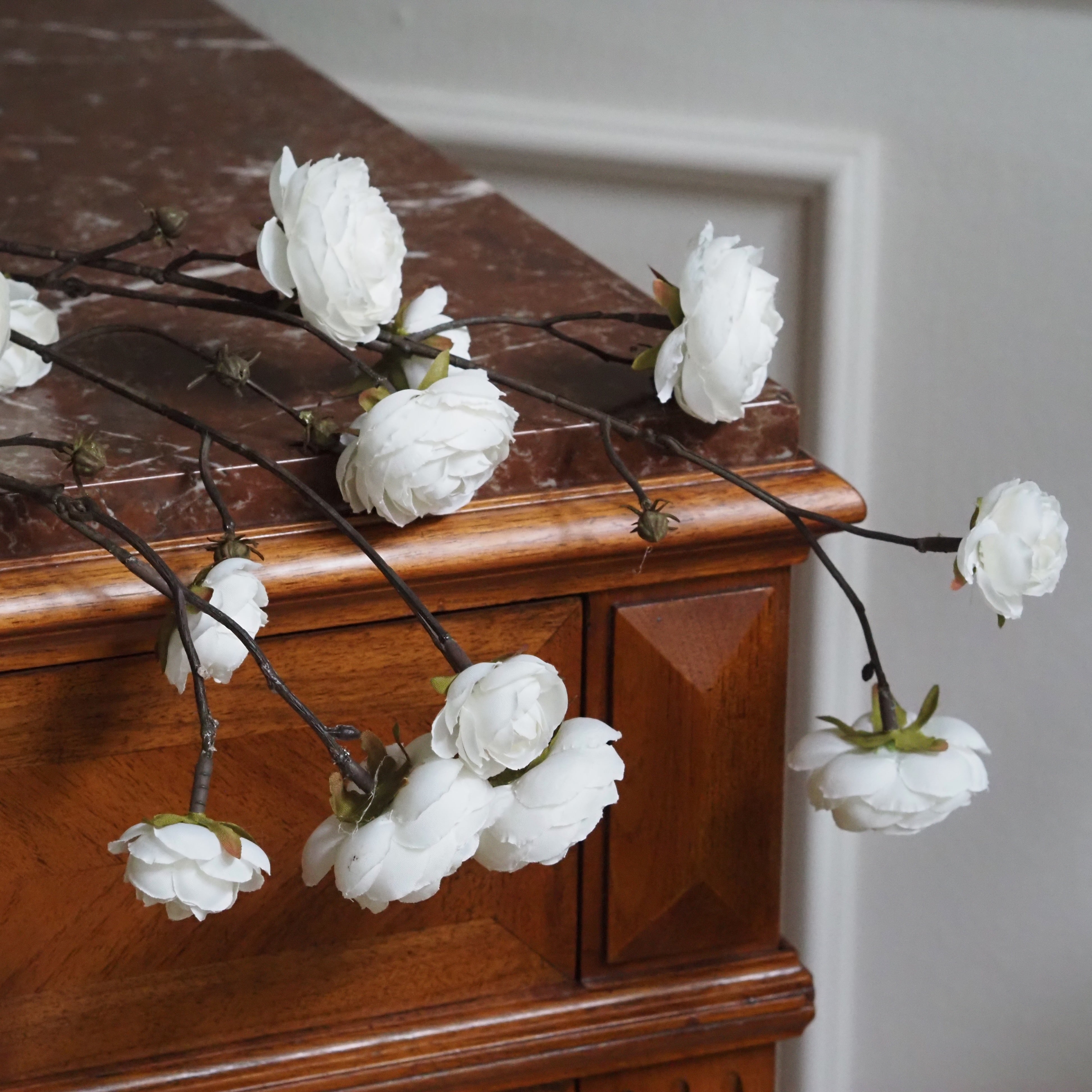 Dekozweig Ranunkelblüten · Rosa oder Weiß · 115 cm · Romantisch-Historisch