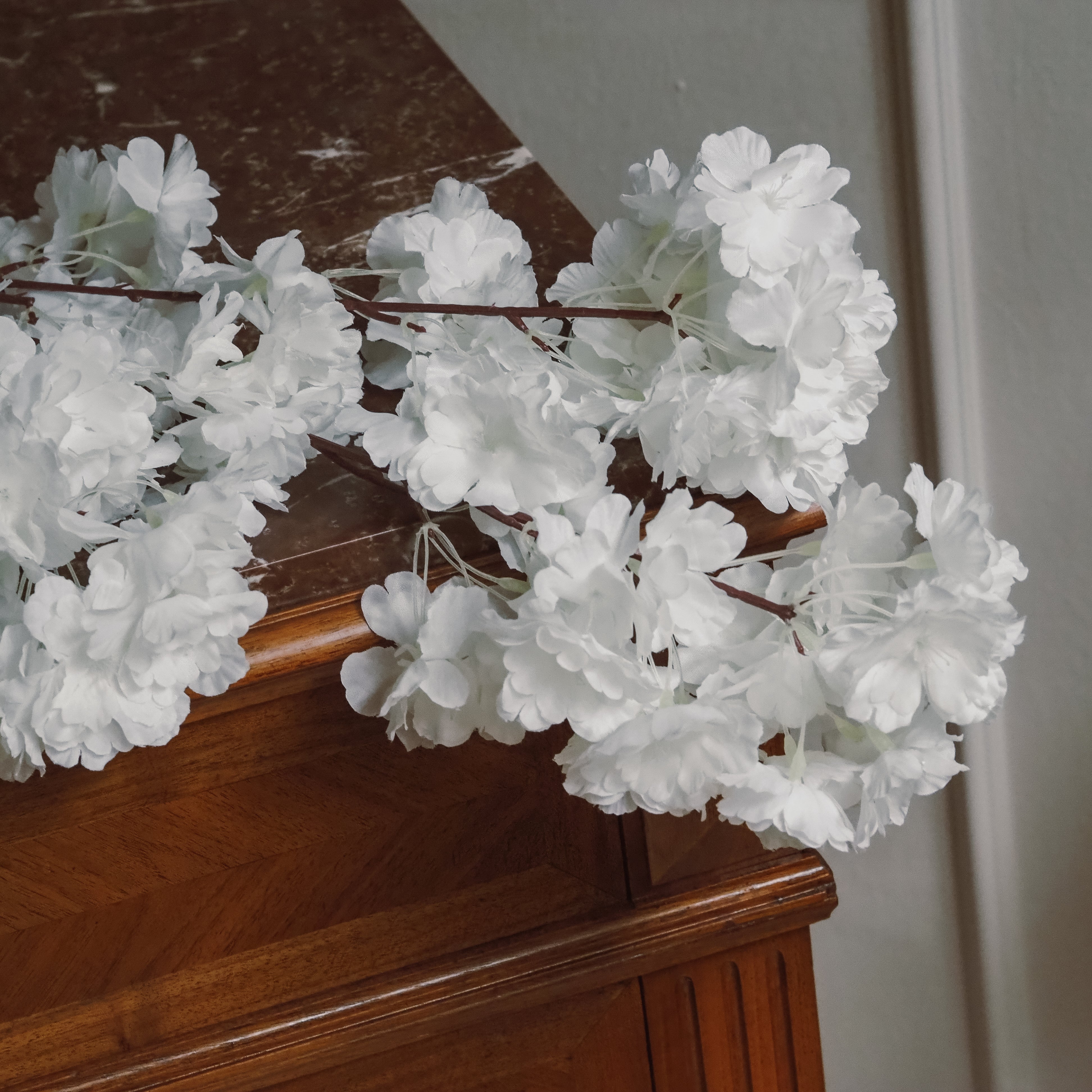Kunstblütenzweig Weiß · Gefüllte Kirschblüten aus Kunstseide, 100 cm