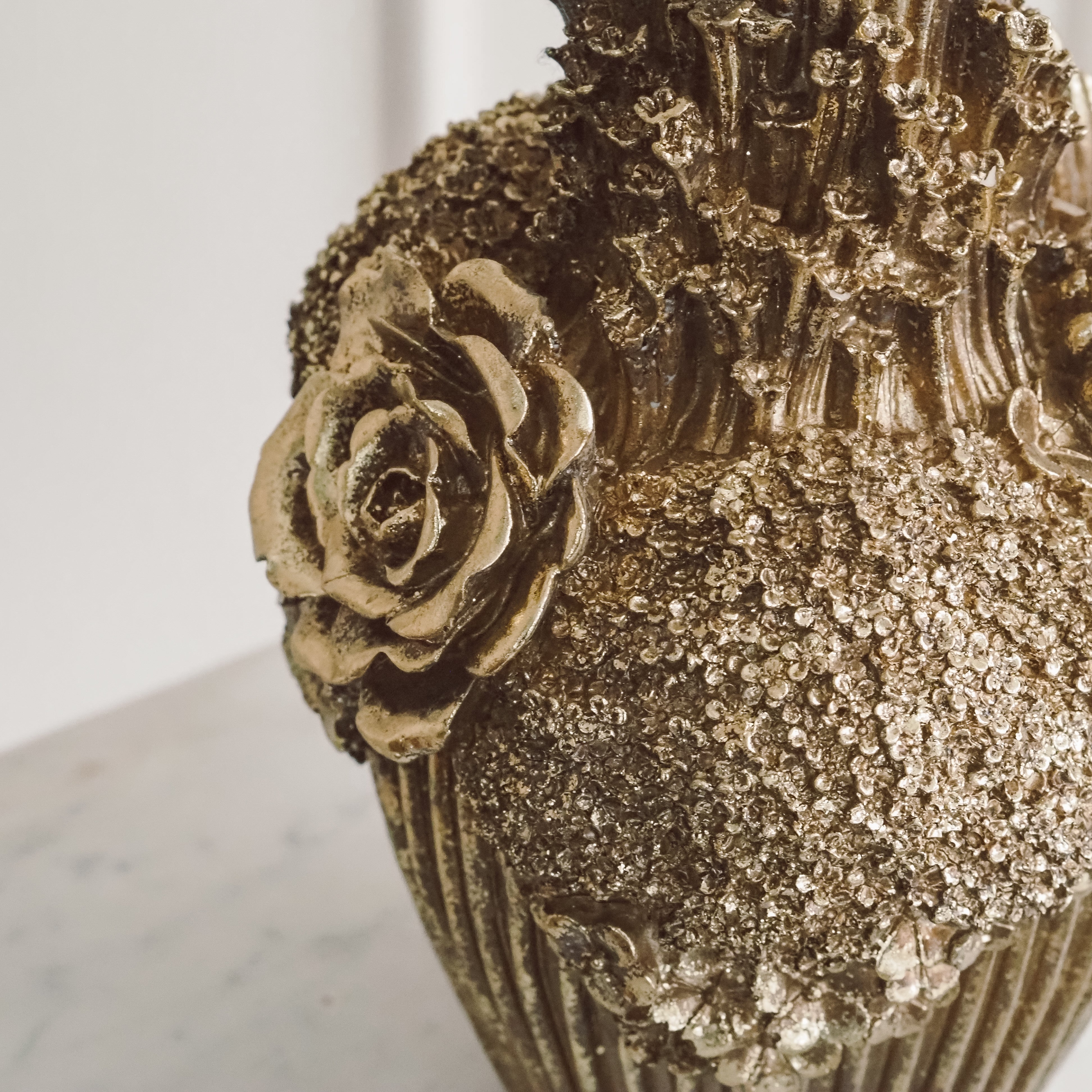 Vase · florales Relief in Goldoptik