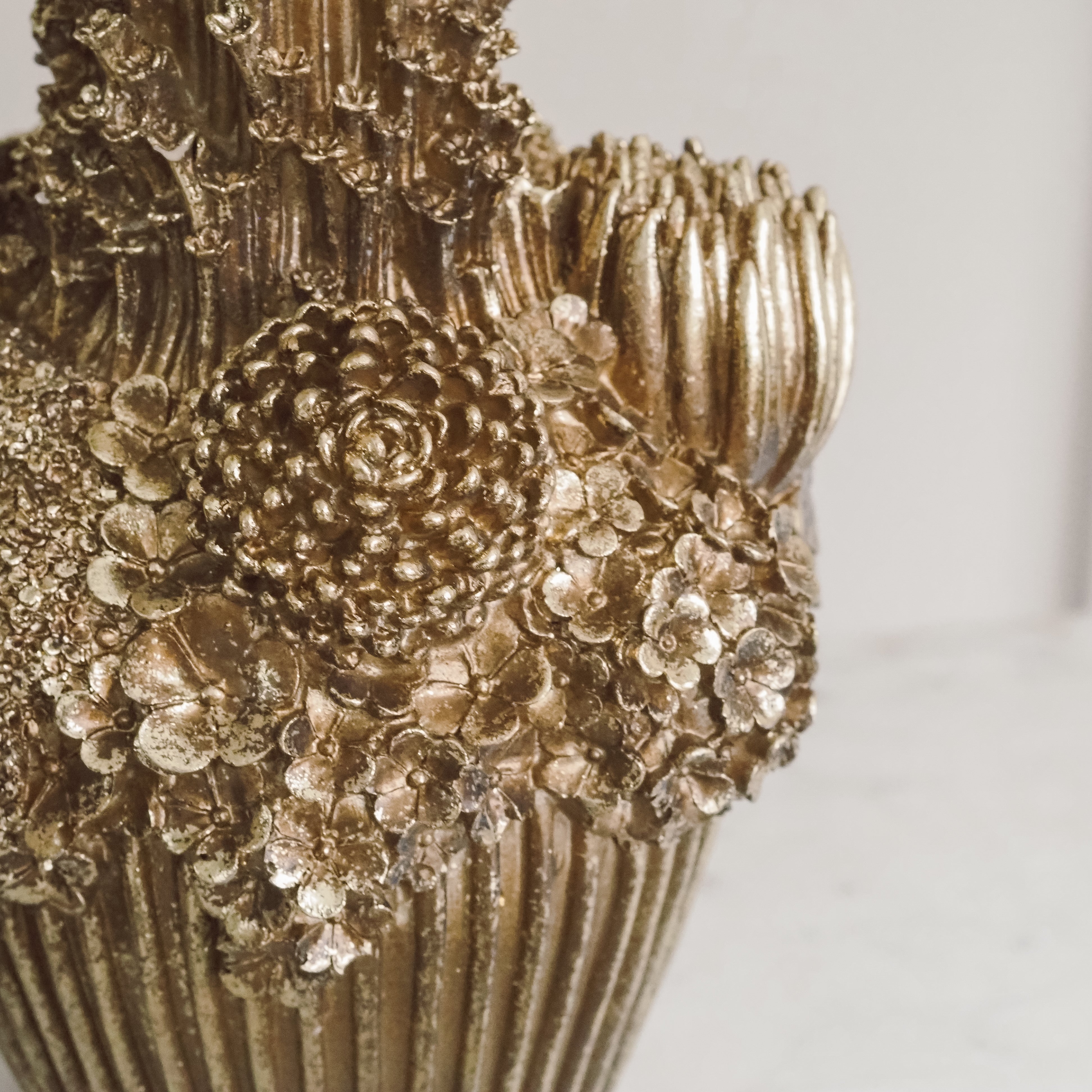 Vase · florales Relief in Goldoptik