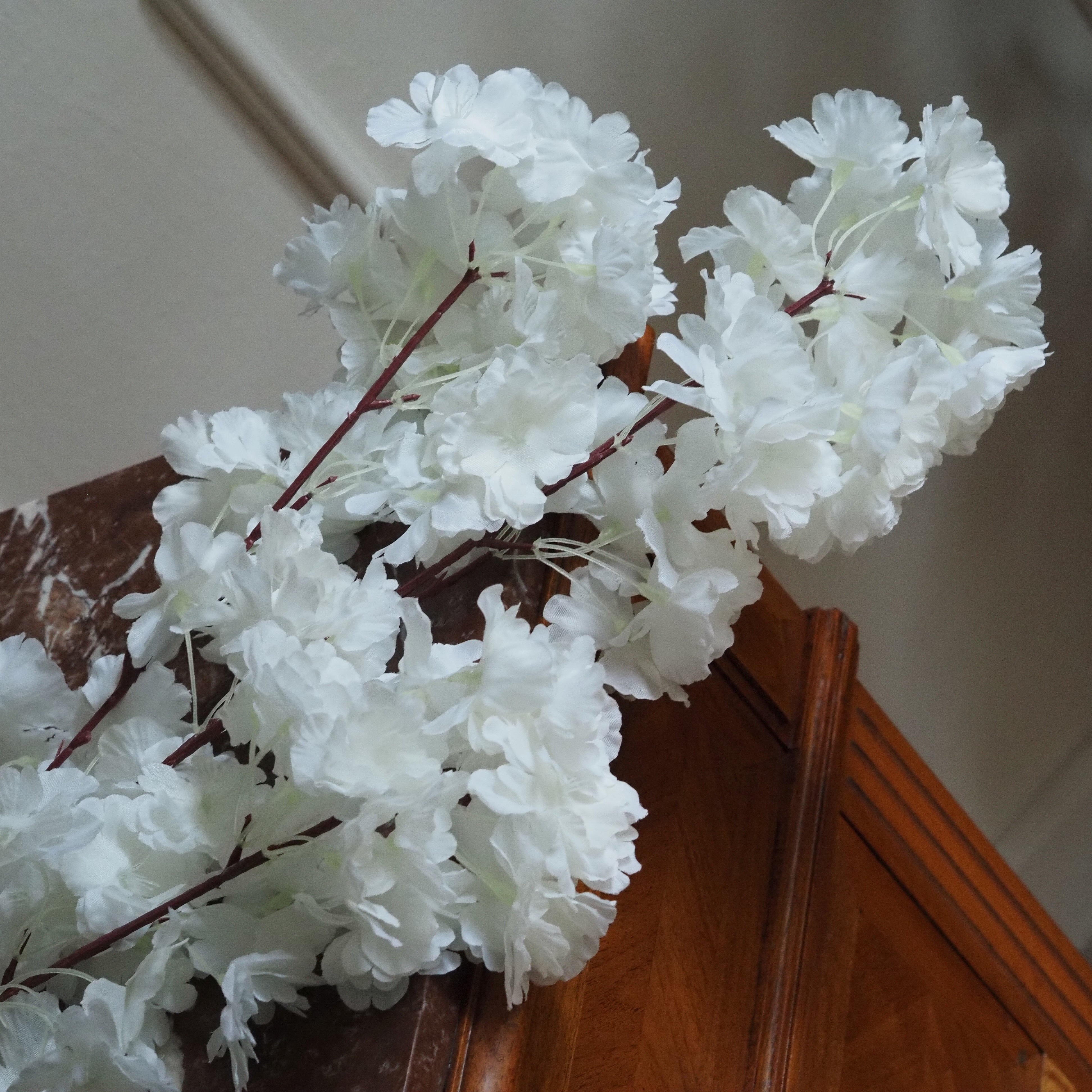 Kunstblütenzweig Weiß · Gefüllte Kirschblüten aus Kunstseide, 100 cm